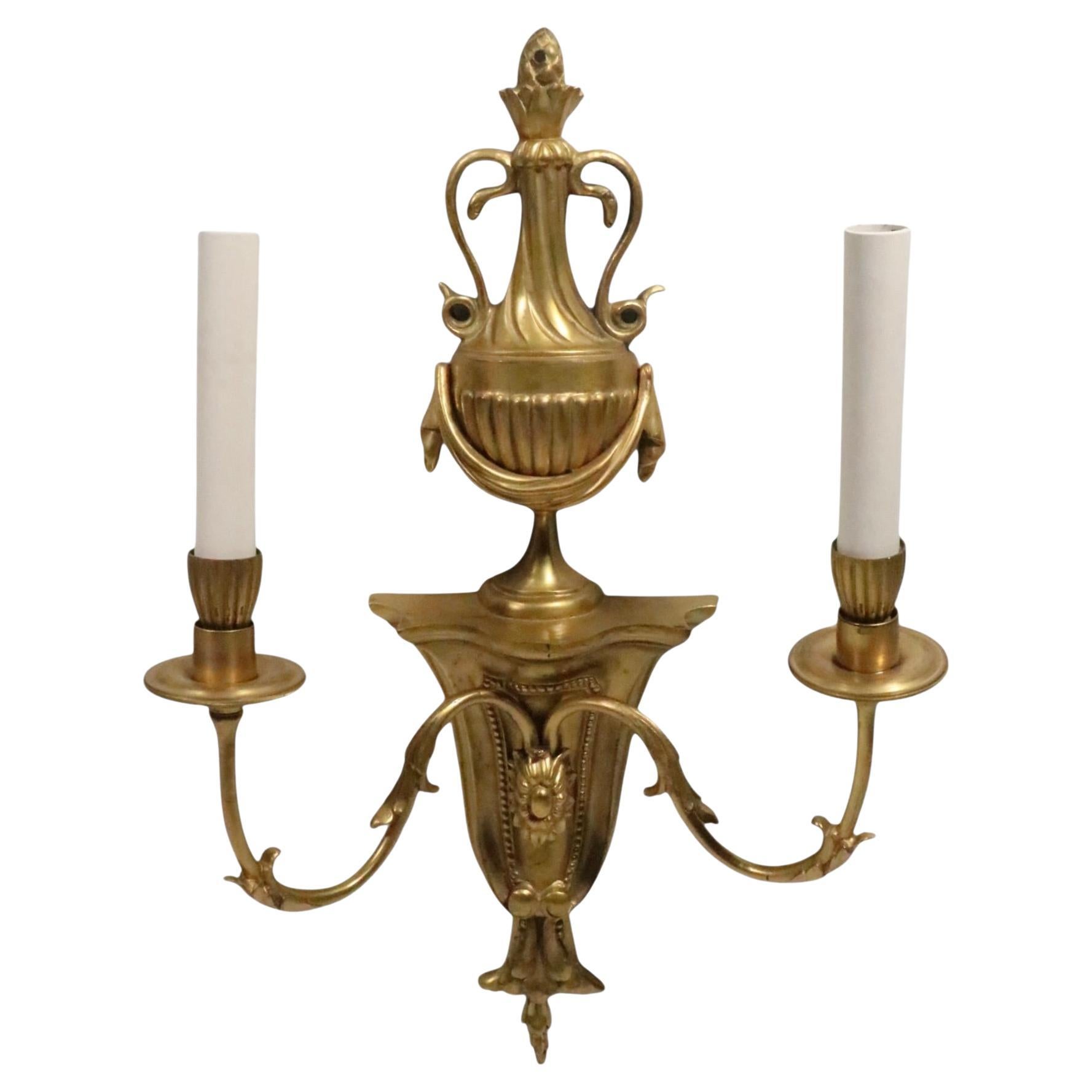 Eccezionale coppia di appliques in stile formale di Edward F. Edwards Caldwell, circa 1900/30 anni. Le appliques sono caratterizzate da una sezione superiore a forma di urna e di cigno, su una piastra posteriore in stile classico con due bracci a