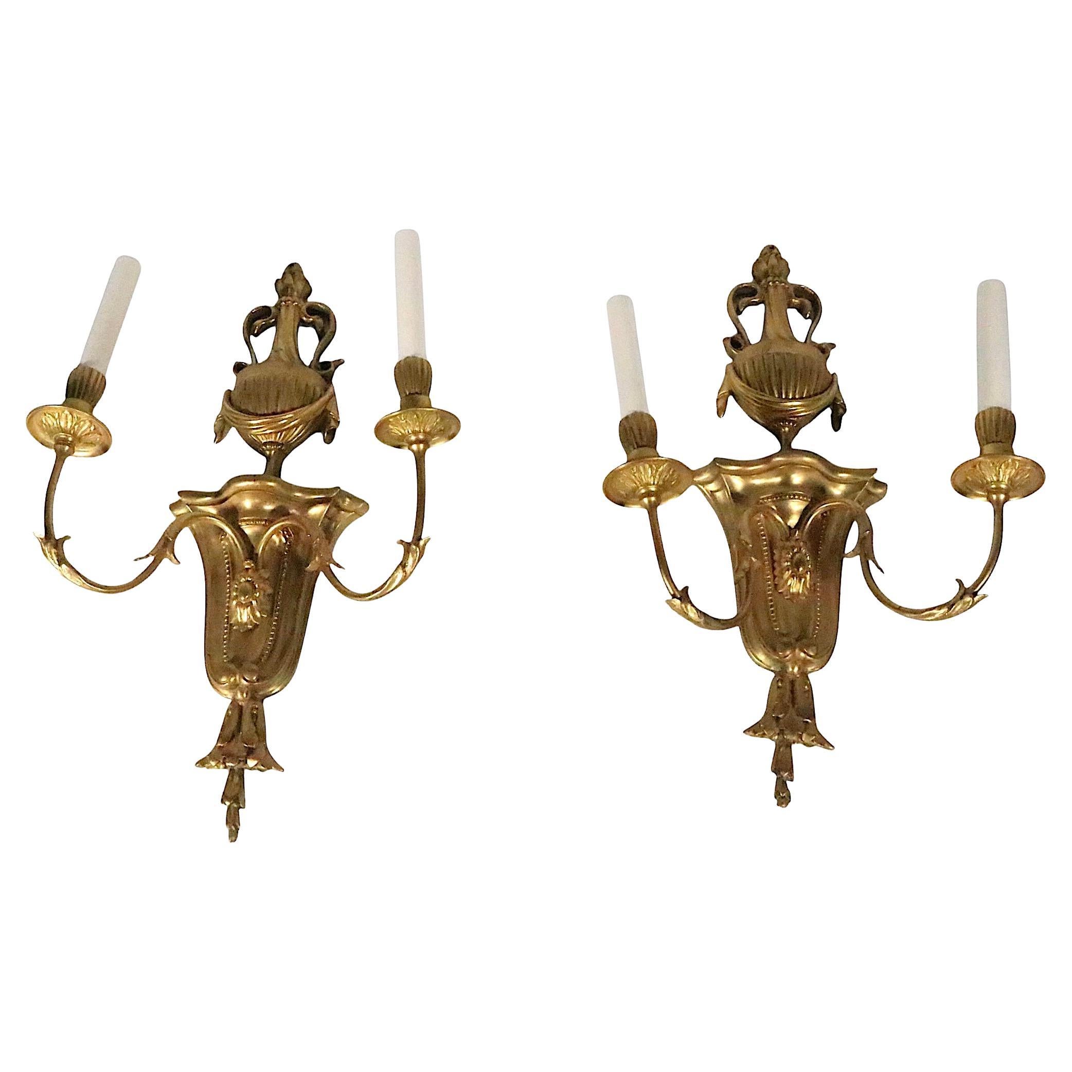 Neoclassico Coppia di candelieri classici formali a due luci di Caldwell in vendita