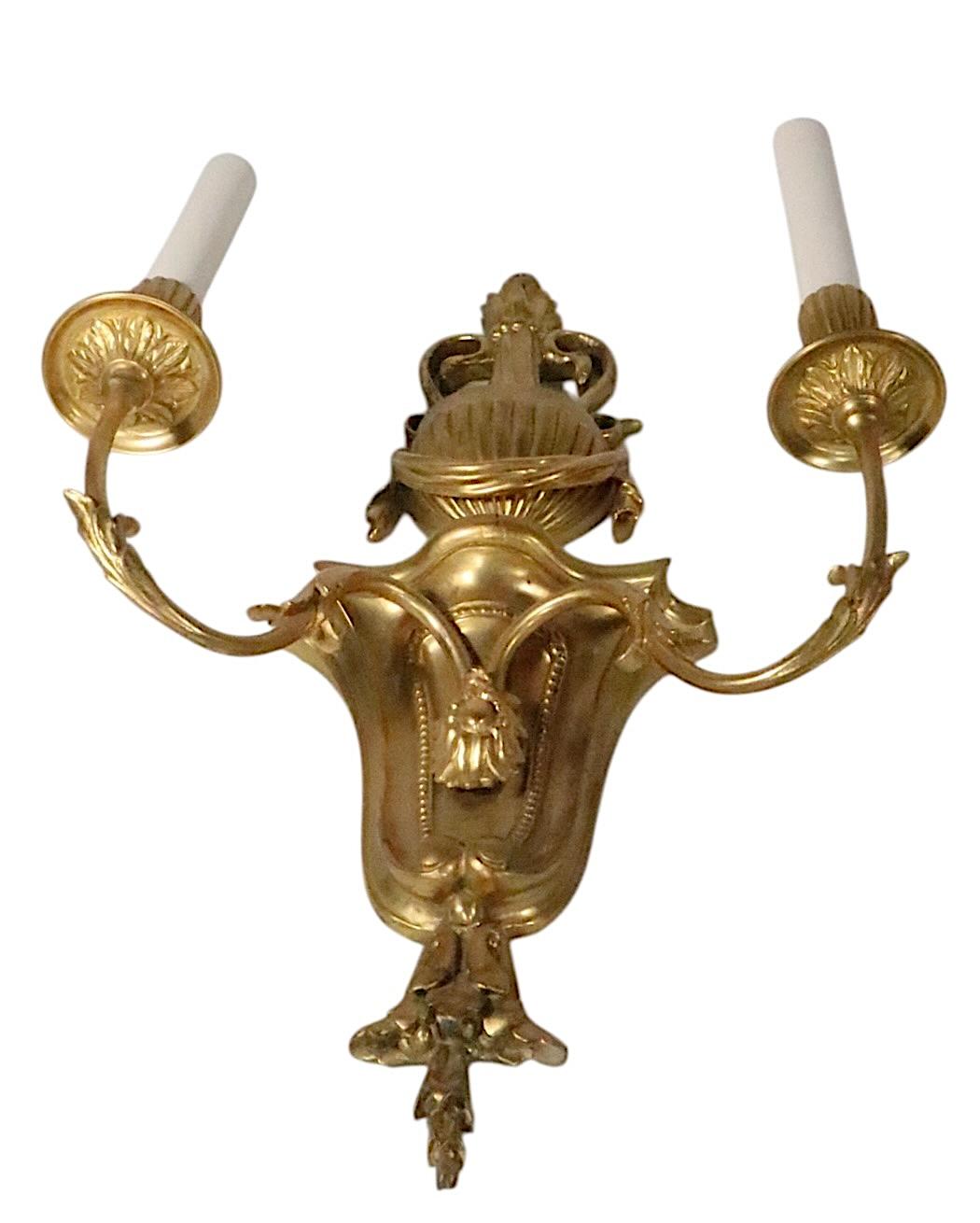 Coppia di candelieri classici formali a due luci di Caldwell In condizioni buone in vendita a New York, NY