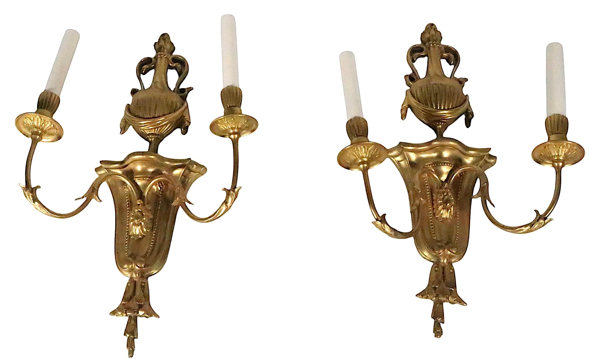 XX secolo Coppia di candelieri classici formali a due luci di Caldwell in vendita