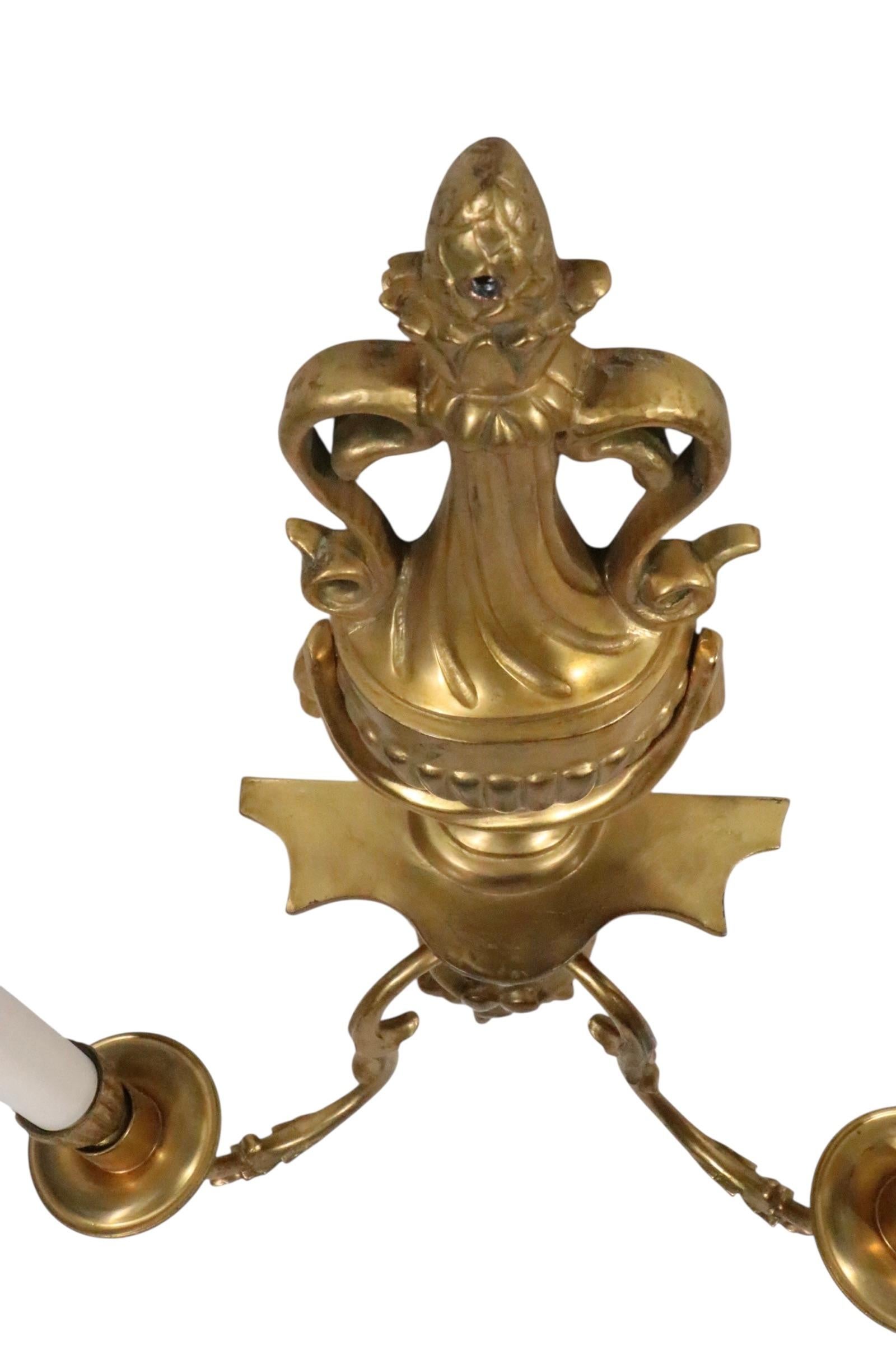 Coppia di candelieri classici formali a due luci di Caldwell in vendita 1
