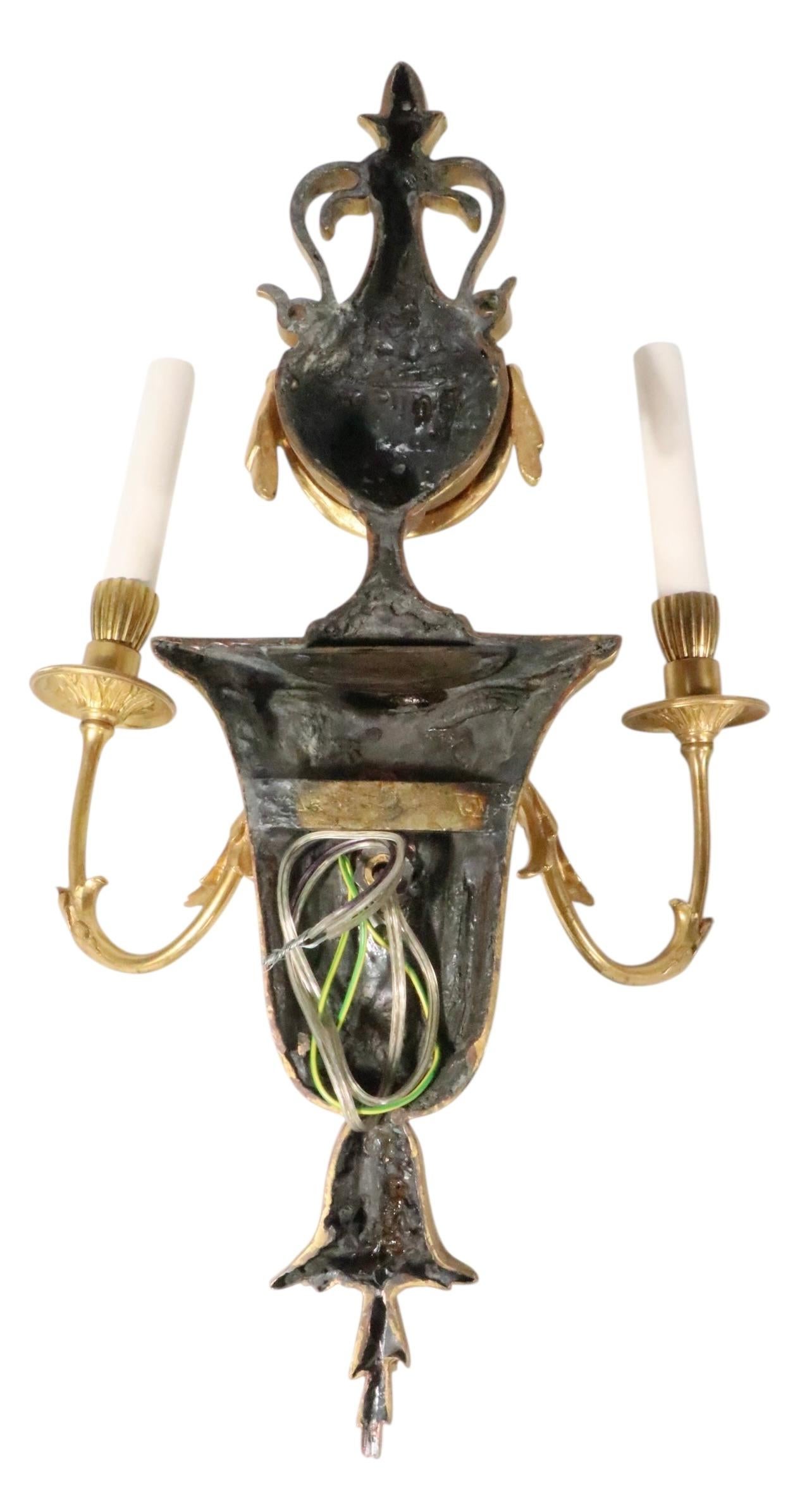 Coppia di candelieri classici formali a due luci di Caldwell in vendita 2