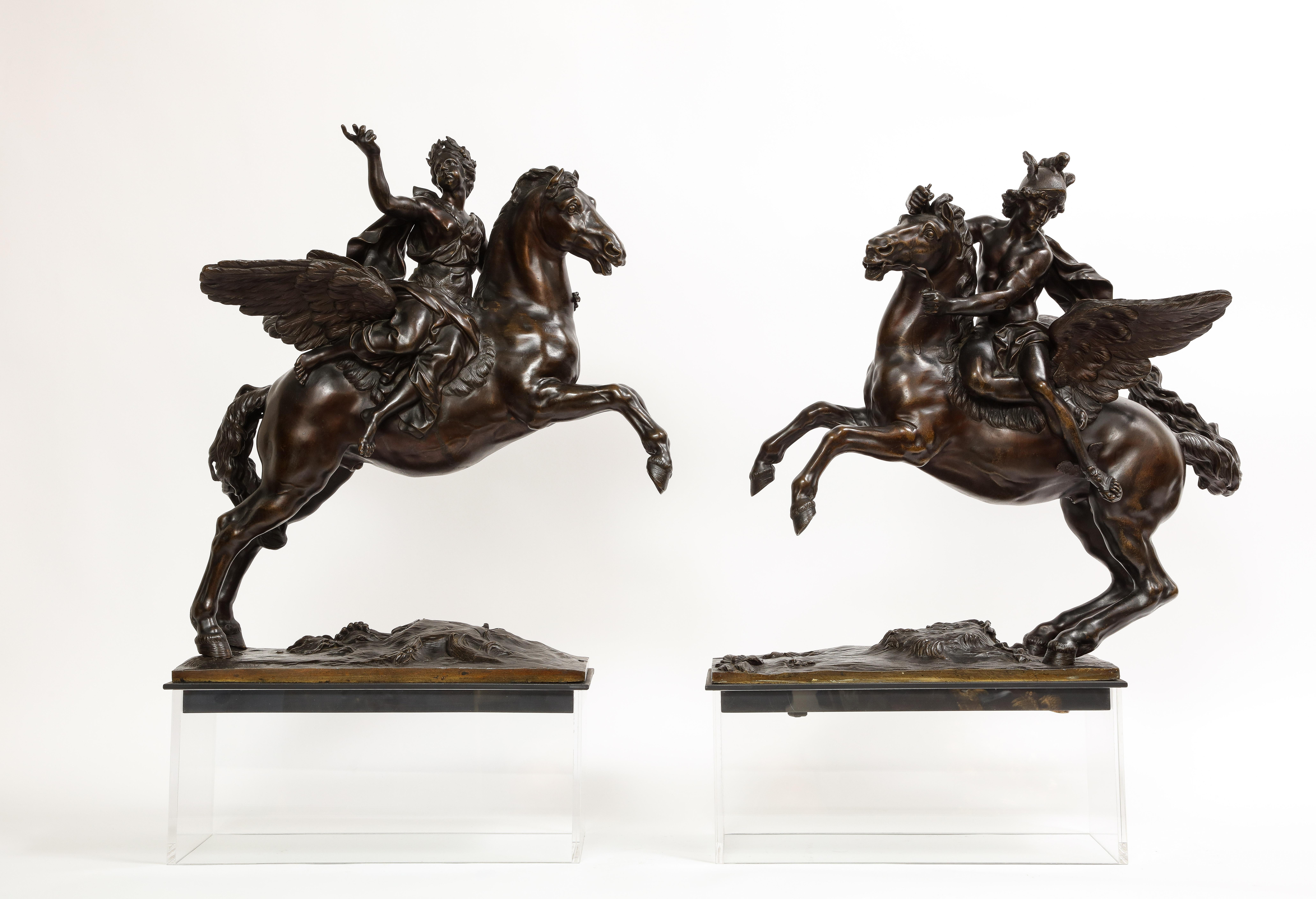 Maravillosa pareja de grupos de bronce de fama y mercurio según los modelos de Antoine Coysevox, francés, primera mitad del siglo XIX. Representados a caballo, la Fama aparece a la izquierda con una corona de hojas de laurel y Mercurio a la derecha