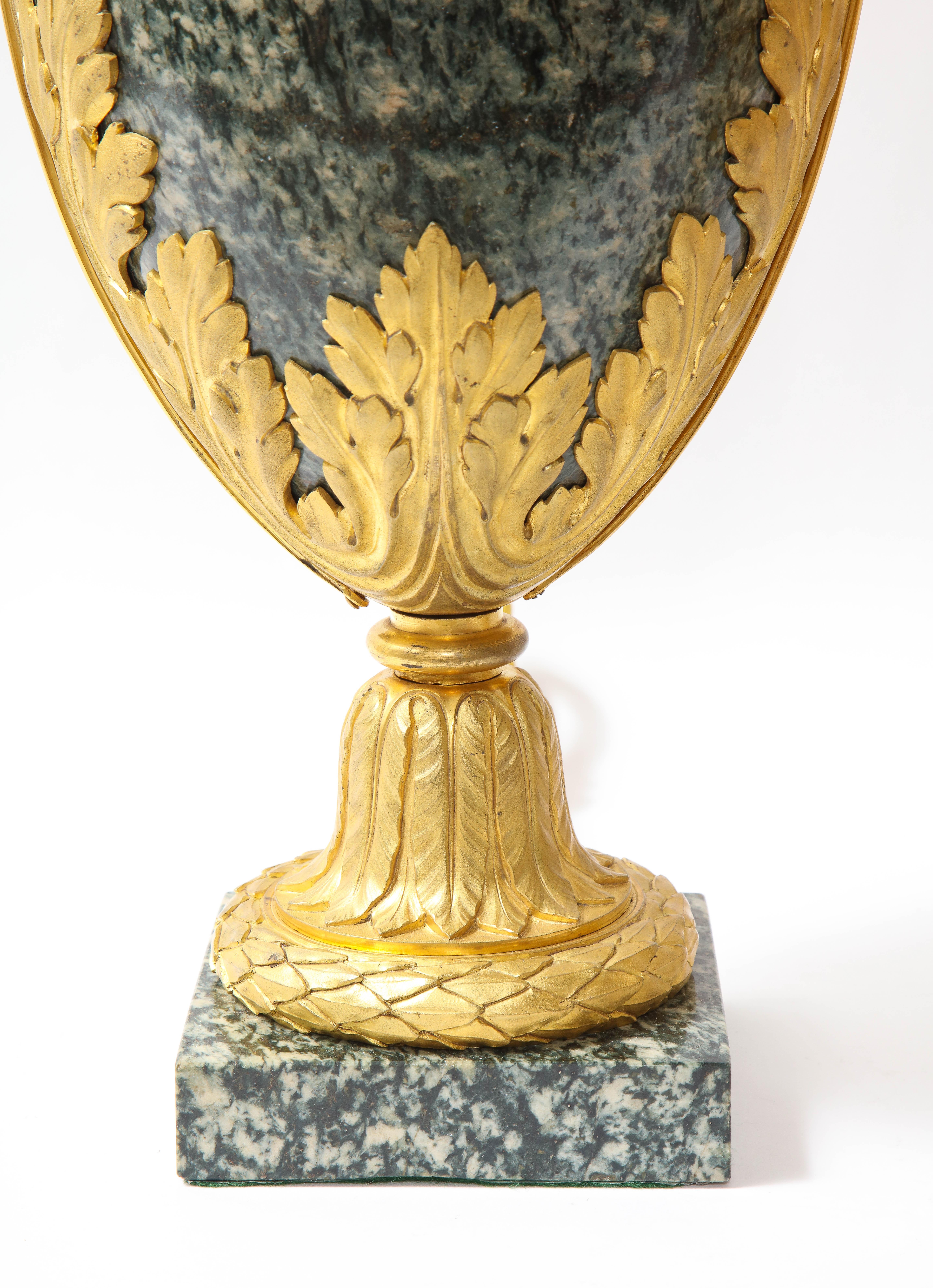 Lampes françaises du 19e siècle en bronze doré et marbre vert et porphyre, att. H. Dasson en vente 9