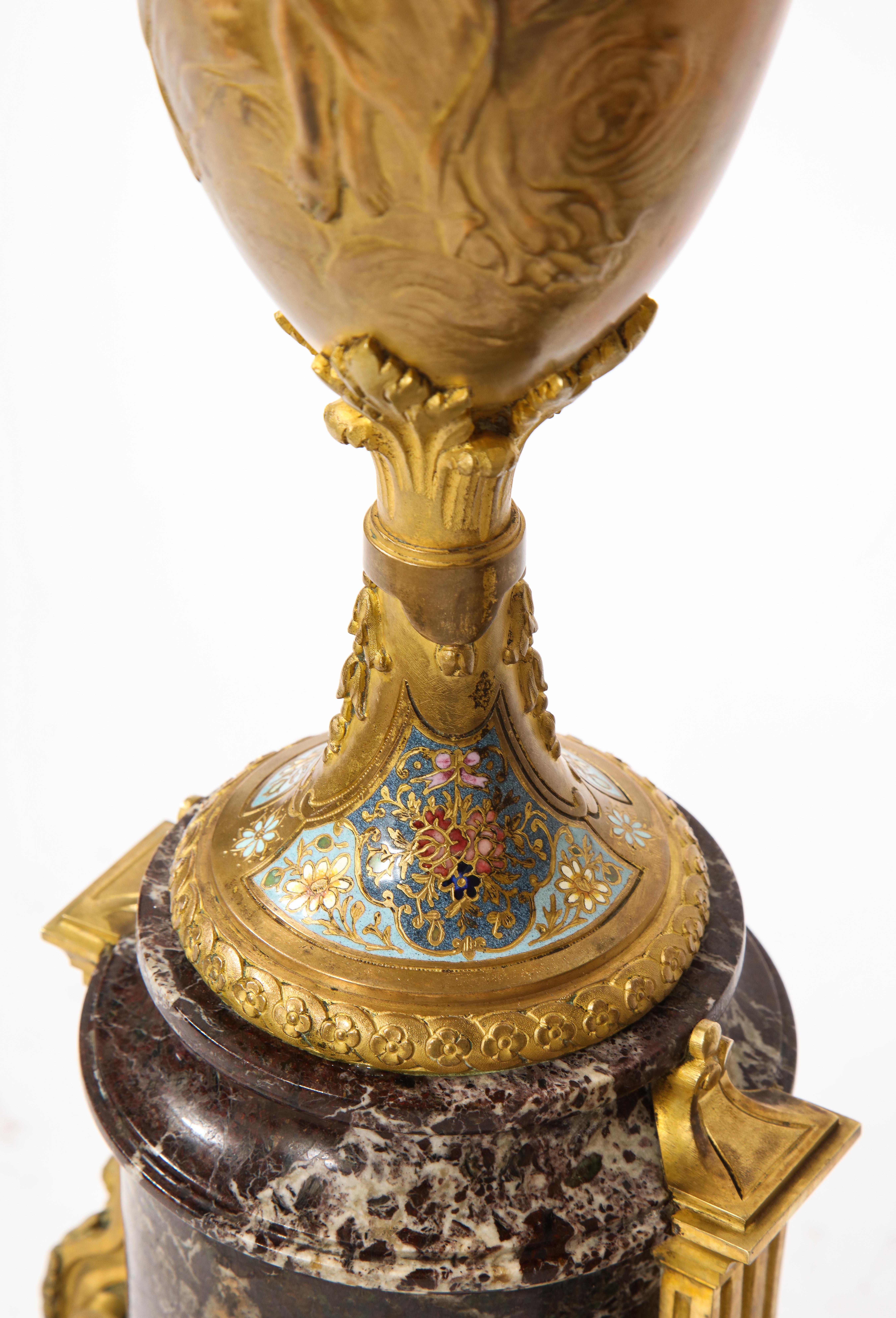 Pr. Mueble de bronce esmaltado y mármol estilo Luis XVI francés del S. XIX Jarrones en venta 10