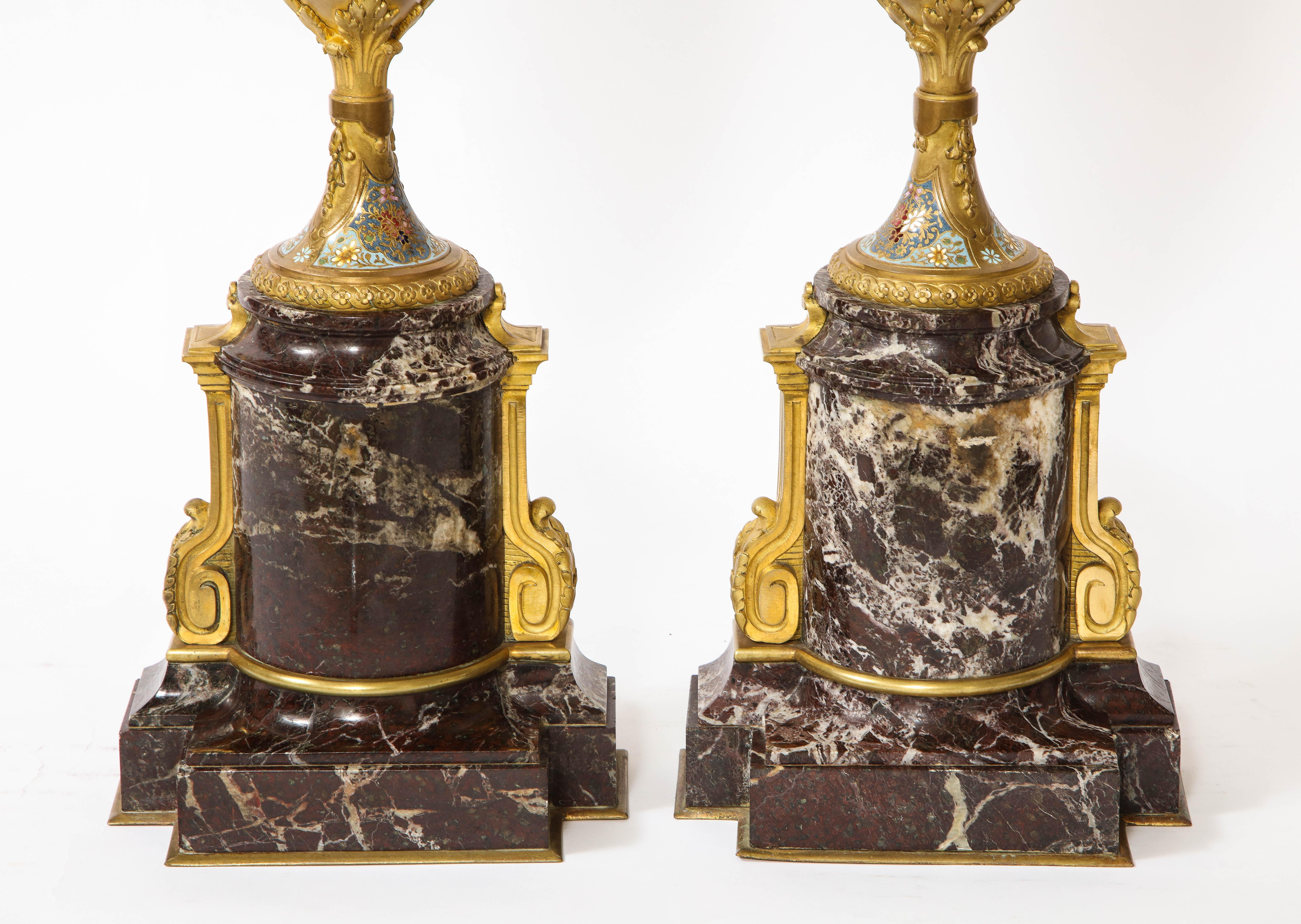 Pr. Mueble de bronce esmaltado y mármol estilo Luis XVI francés del S. XIX Jarrones en venta 13
