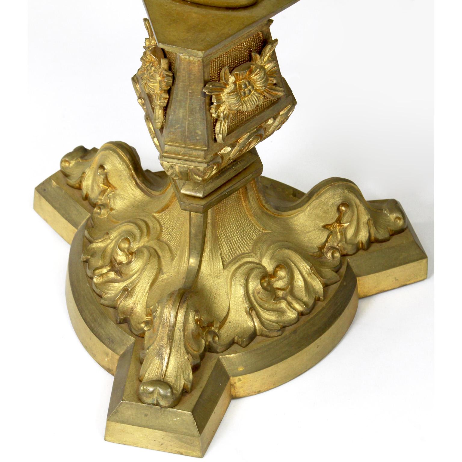 Pr. 5-Licht-Kandelaber aus vergoldeter Bronze im gotischen und neoklassischen Stil des 19. Jahrhunderts im Zustand „Gut“ im Angebot in Los Angeles, CA