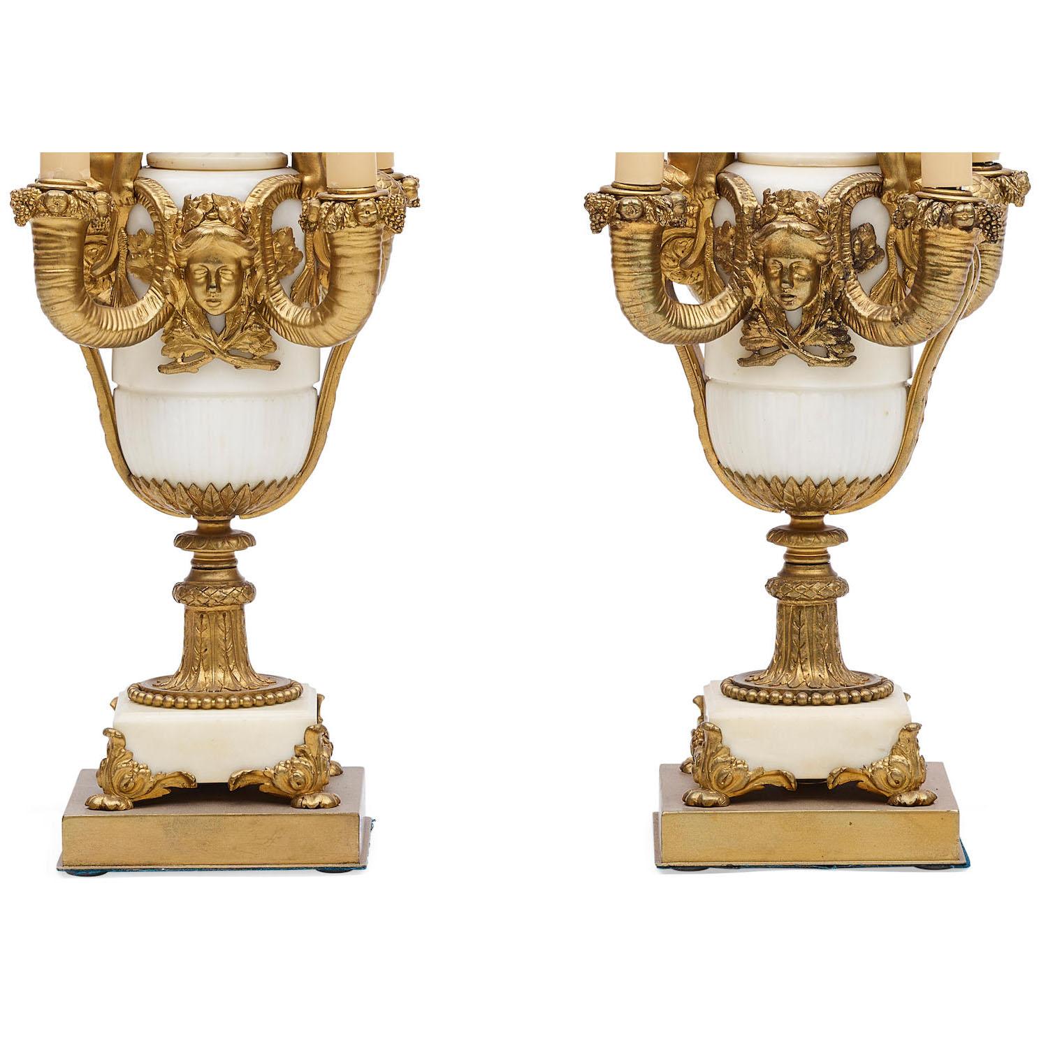 Bronze doré Pr. Lampes de table Putti en marbre et bronze doré, de style Louis XV en vente