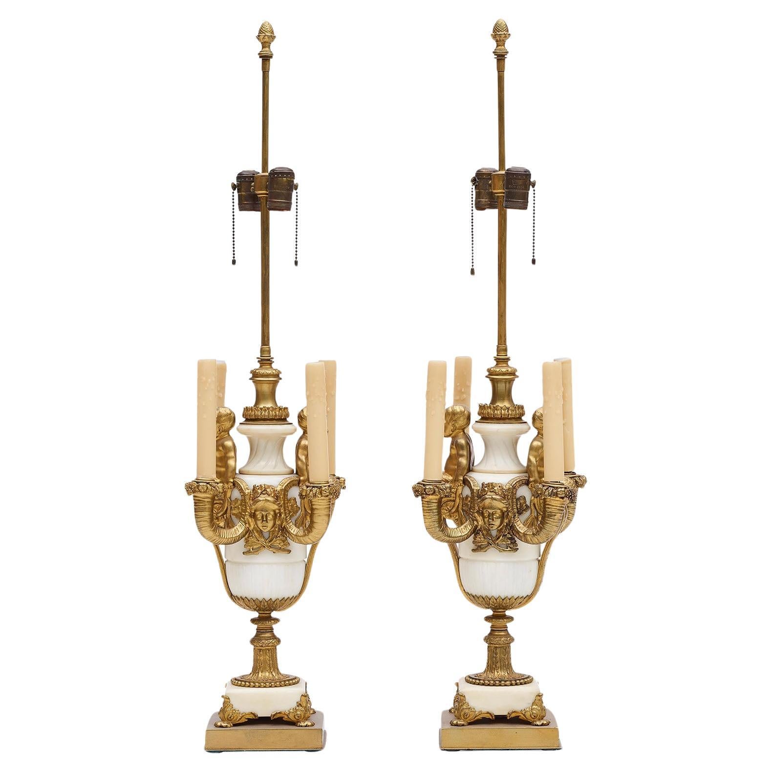 Pr. Lampes de table Putti en marbre et bronze doré, de style Louis XV