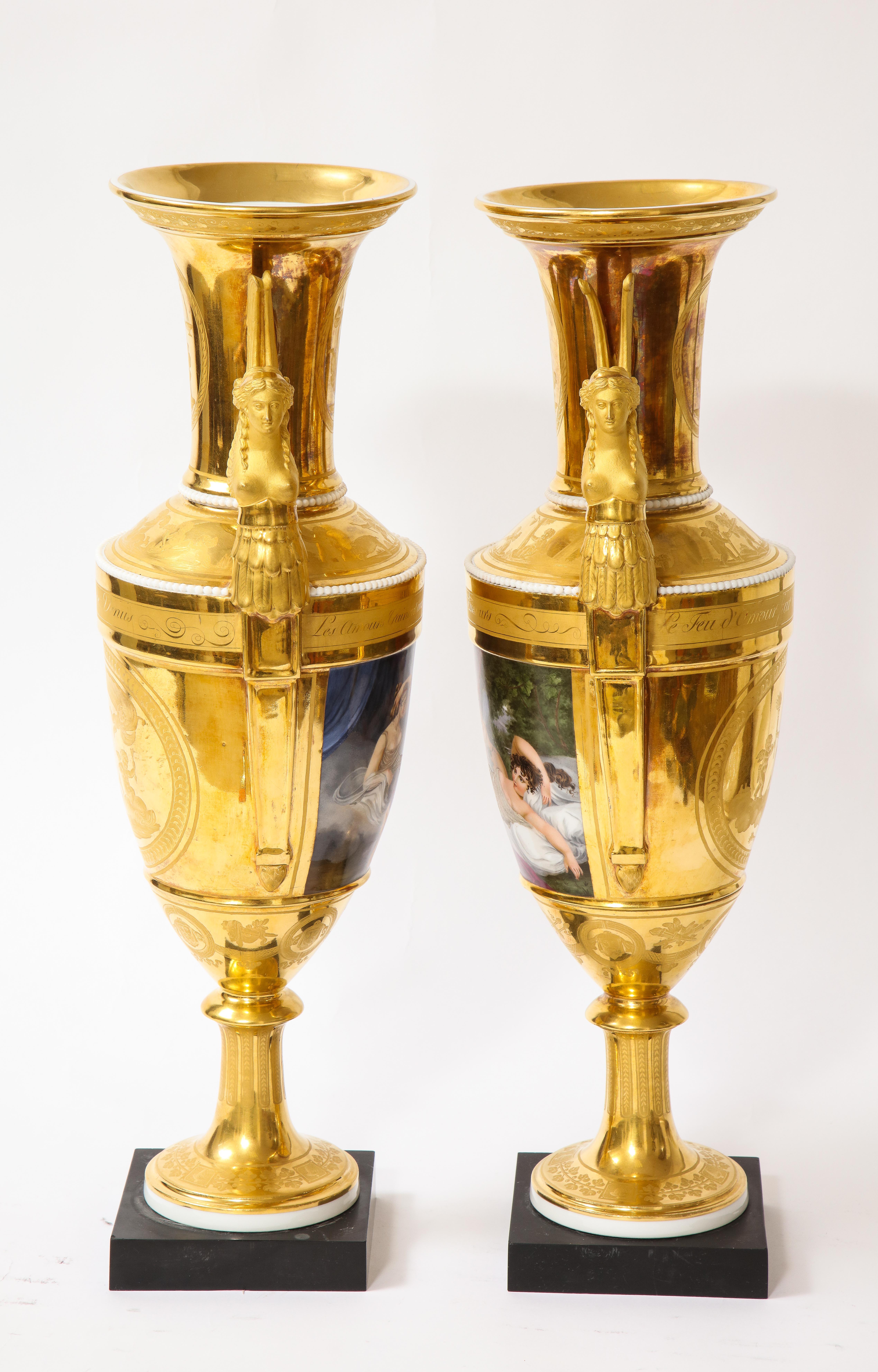 Empire Paire de vases en porcelaine à 2 poignées représentant des scènes de Vénus de la Première Guerre mondiale en vente