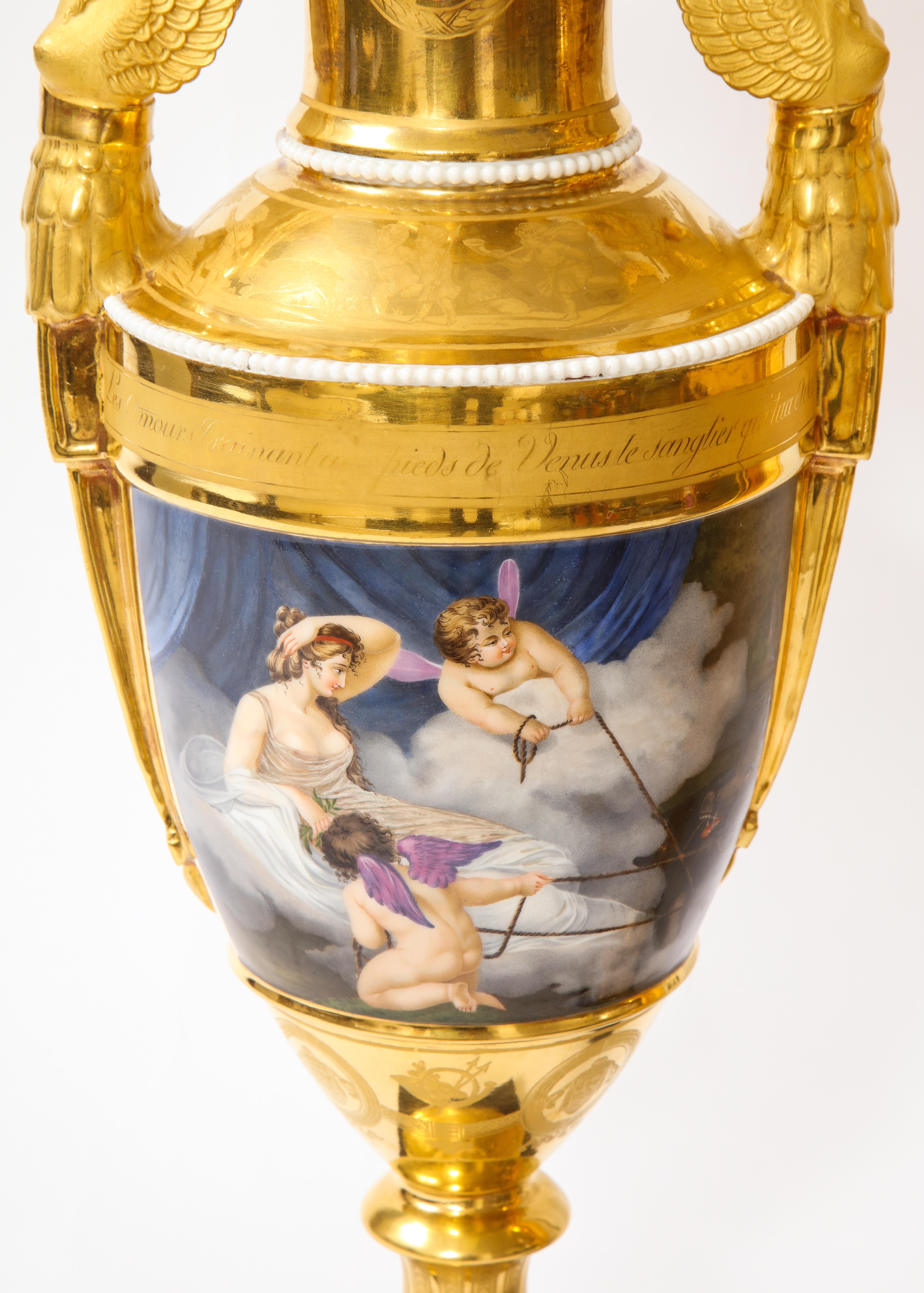 Début du XIXe siècle Paire de vases en porcelaine à 2 poignées représentant des scènes de Vénus de la Première Guerre mondiale en vente
