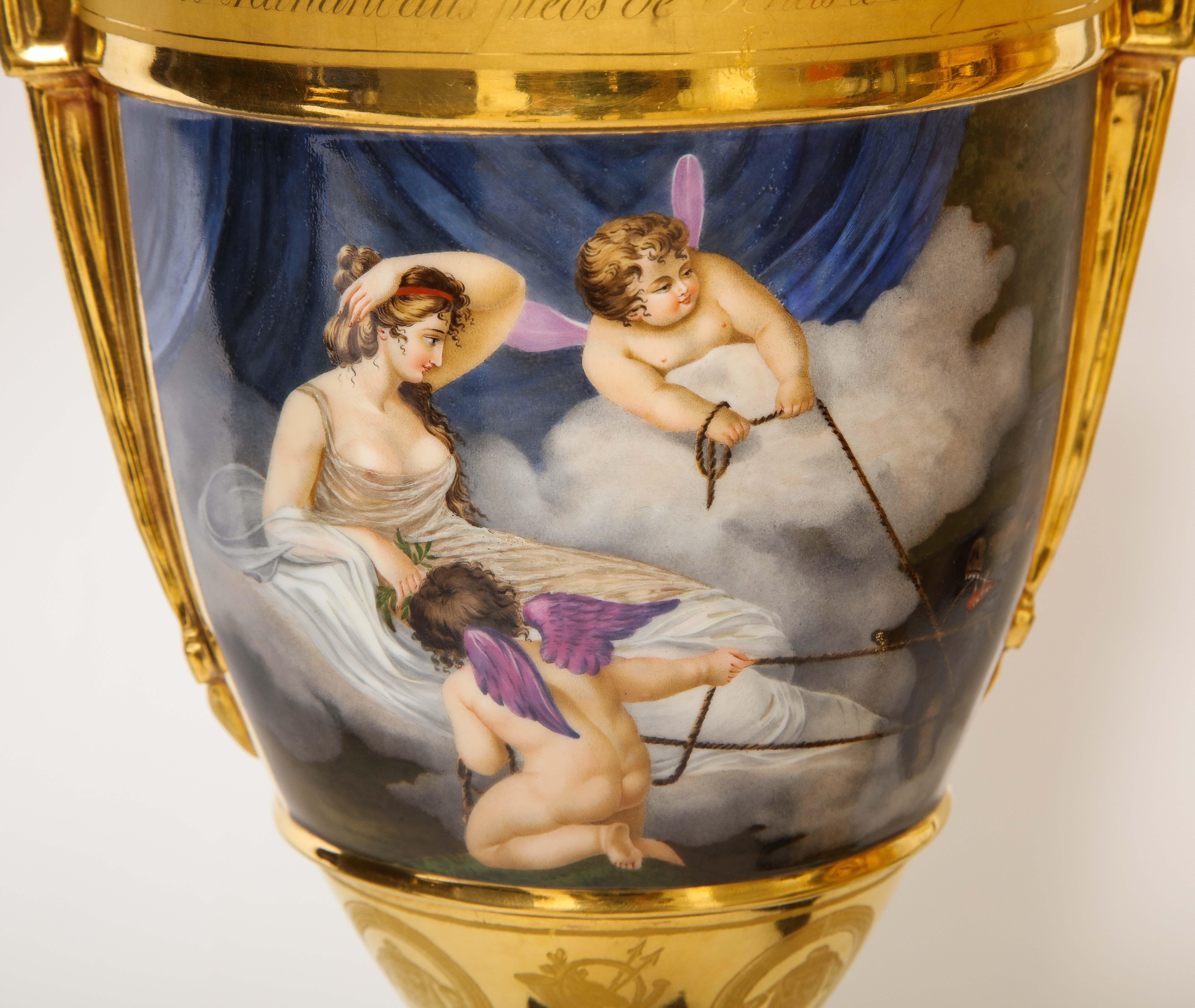 Paire de vases en porcelaine à 2 poignées représentant des scènes de Vénus de la Première Guerre mondiale en vente 1