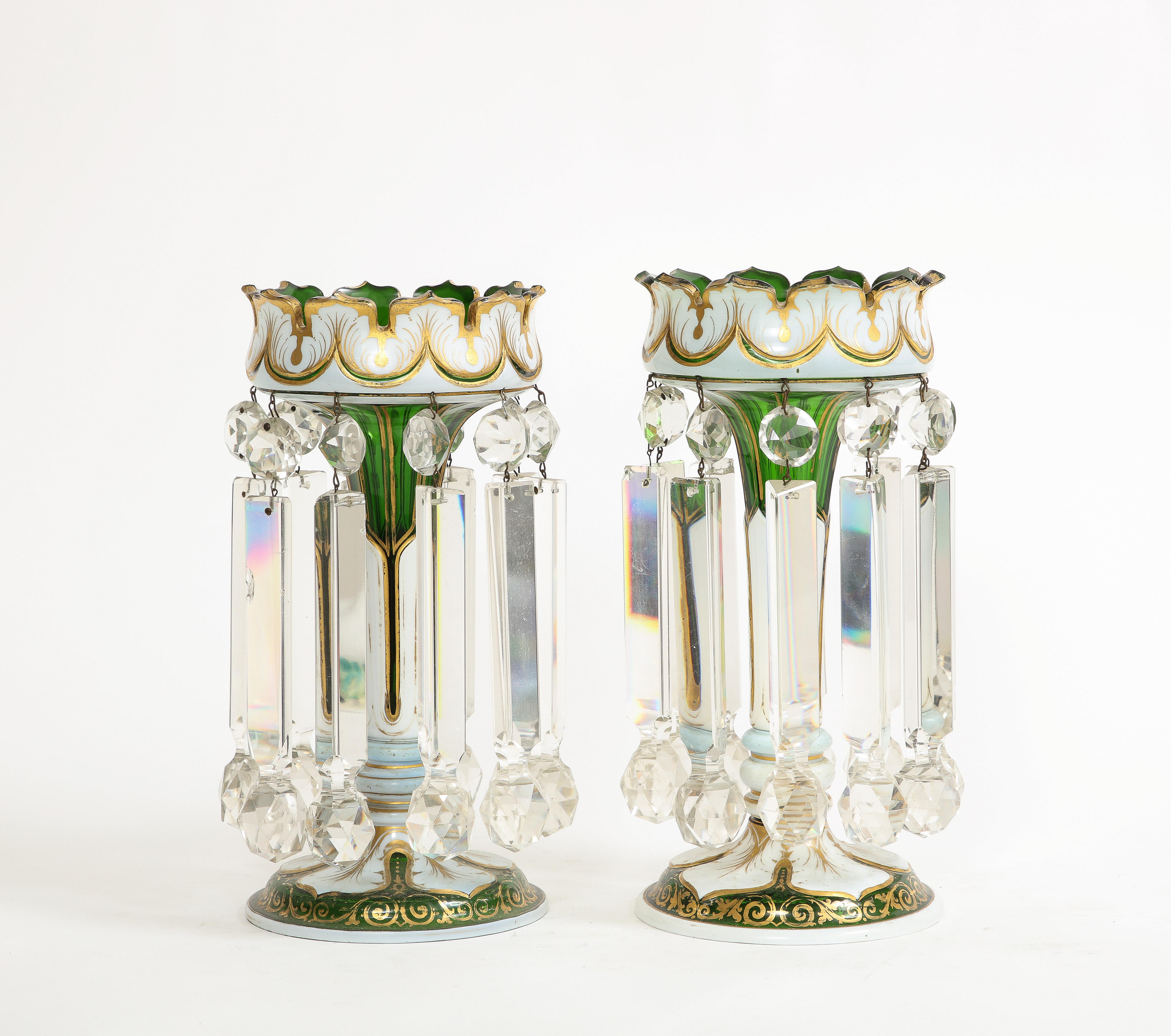 Une très belle paire d'objets anciens de Baccarat à double recouvrement,  Coupe du blanc au vert  Lustres en cristal / Girondins, attribués à Baccarat . Cette paire de lustres en cristal blanc sur vert est un ajout éblouissant et élégant à tout