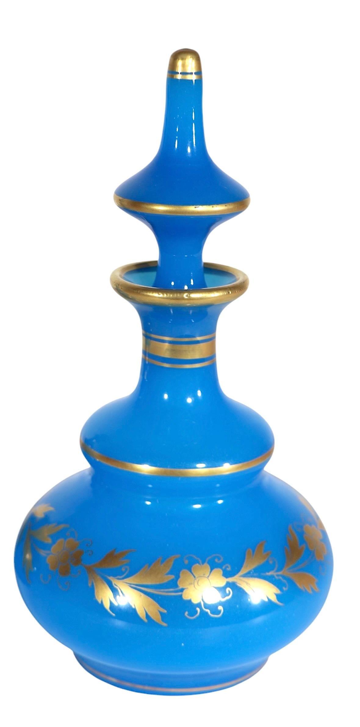 Pr Bottiglie francesi con tappo blu e finiture dorate attribuite a Jean-Baptiste Desvignes in vendita 4