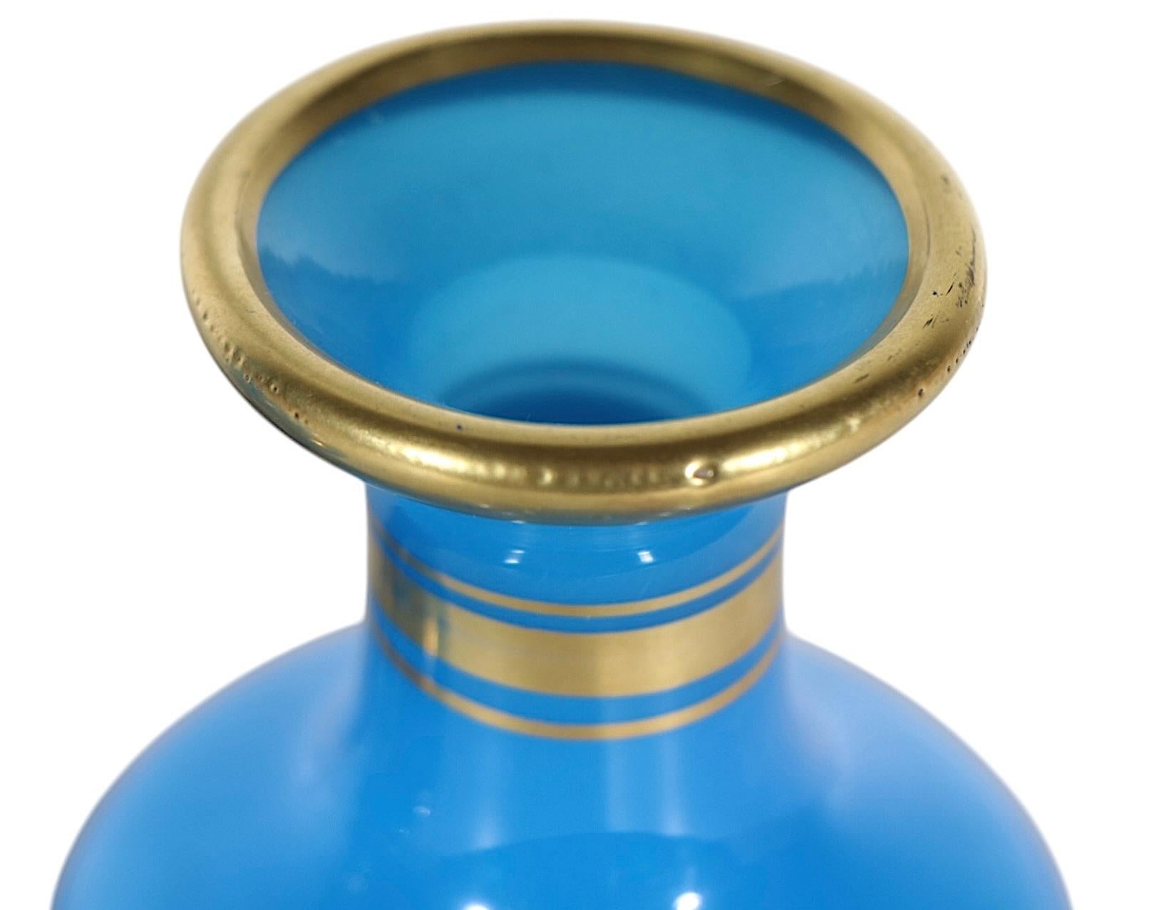Splendida coppia di bottiglie con tappo in vetro blu francese con finiture decorative dorate dipinte a mano. Attribuito a Jean-Baptiste Desvignes, circa all'inizio del XIX secolo, prodotto in Francia. Entrambe le bottiglie sono in ottime condizioni,