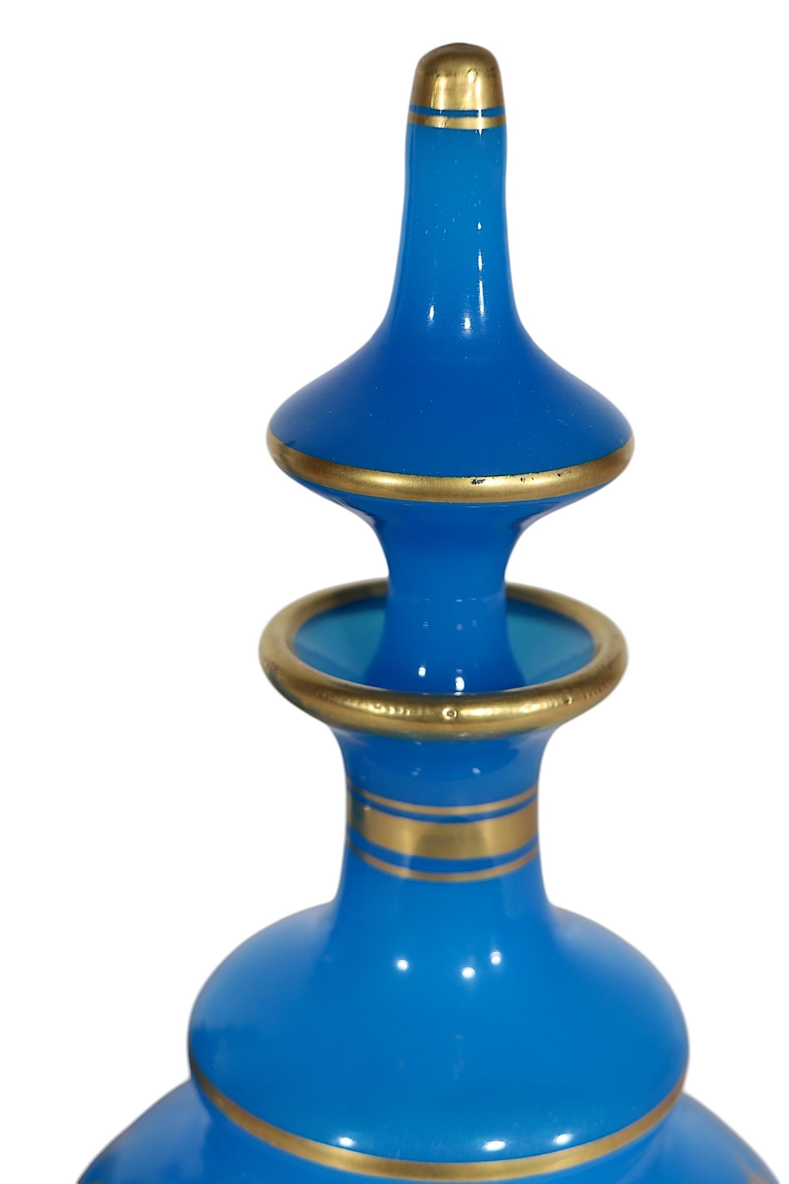 Francese Pr Bottiglie francesi con tappo blu e finiture dorate attribuite a Jean-Baptiste Desvignes in vendita