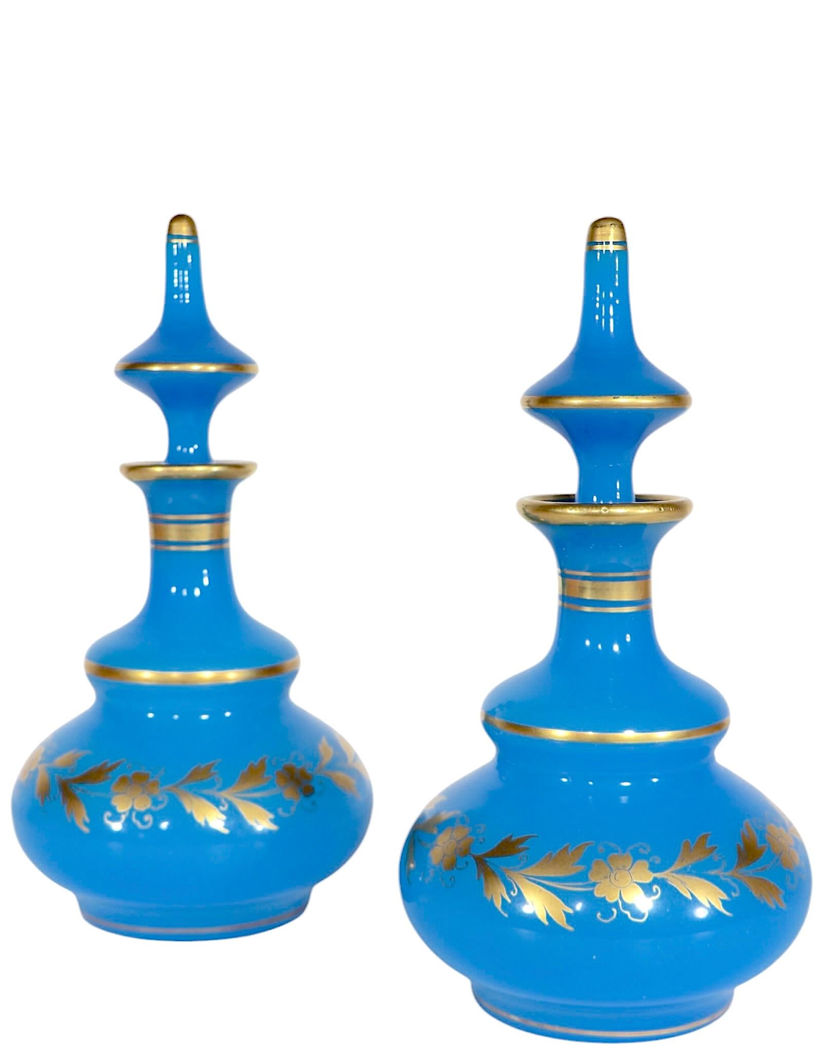 XIX secolo Pr Bottiglie francesi con tappo blu e finiture dorate attribuite a Jean-Baptiste Desvignes in vendita