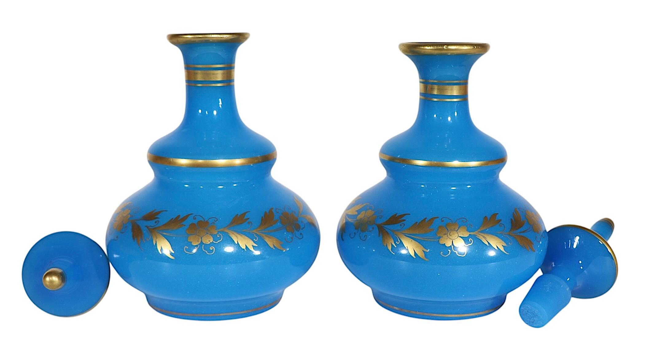 Vetro opalino Pr Bottiglie francesi con tappo blu e finiture dorate attribuite a Jean-Baptiste Desvignes in vendita