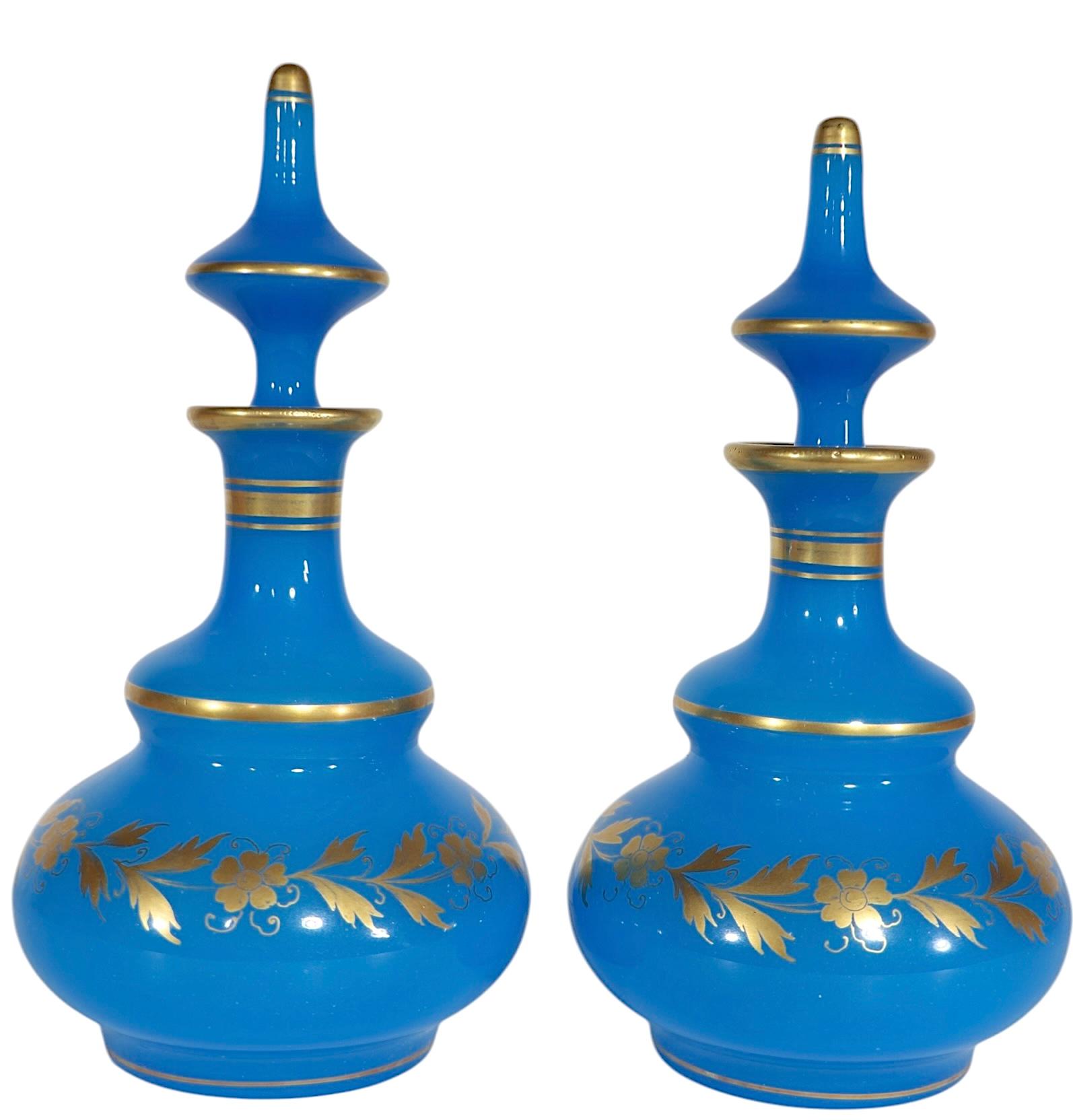 Pr Bottiglie francesi con tappo blu e finiture dorate attribuite a Jean-Baptiste Desvignes in vendita 1