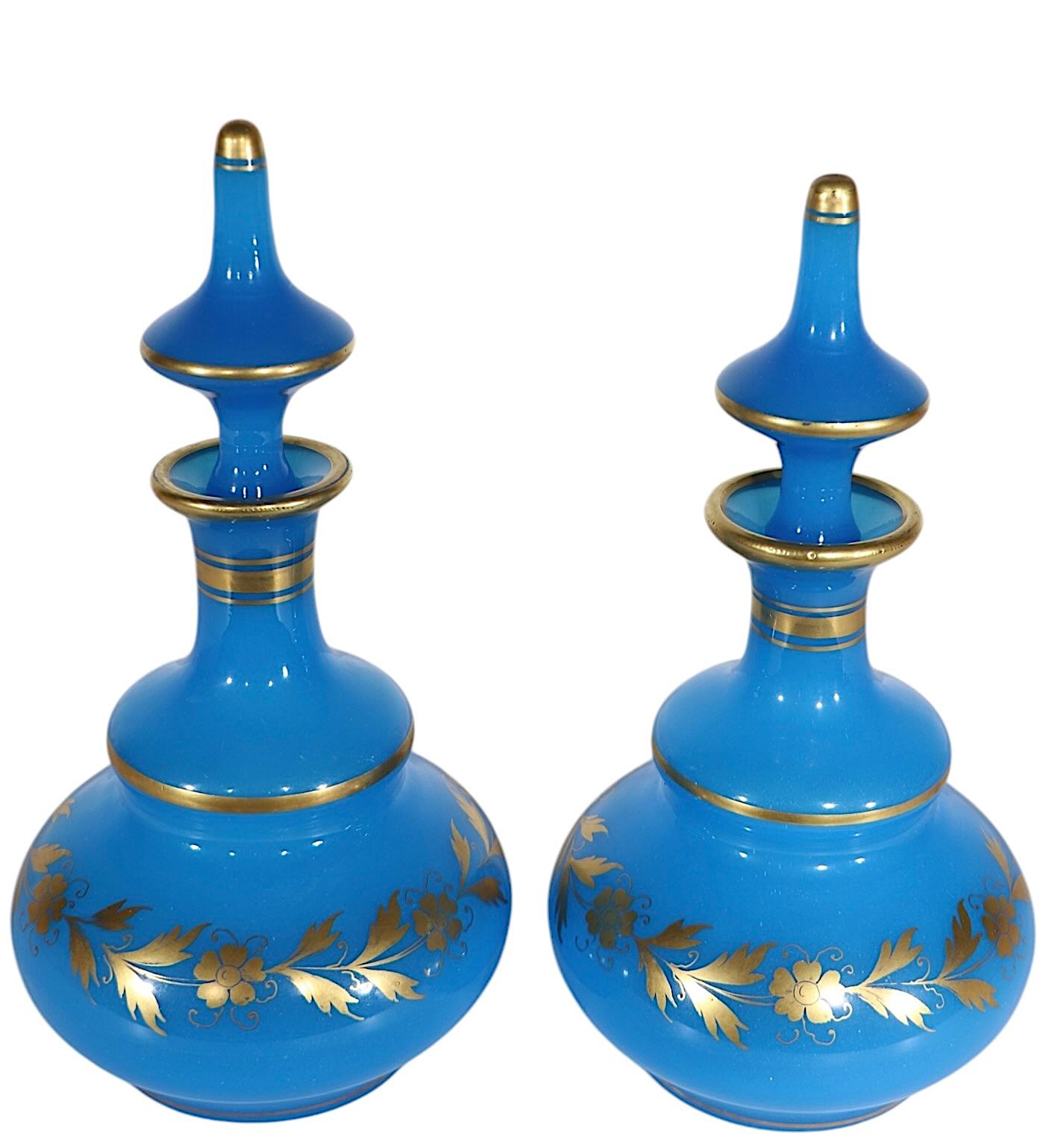 Pr Bottiglie francesi con tappo blu e finiture dorate attribuite a Jean-Baptiste Desvignes in vendita 2