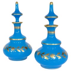 Bouteilles à bouchons bleues avec garniture dorée attribuées à Jean Baptiste Desvignes