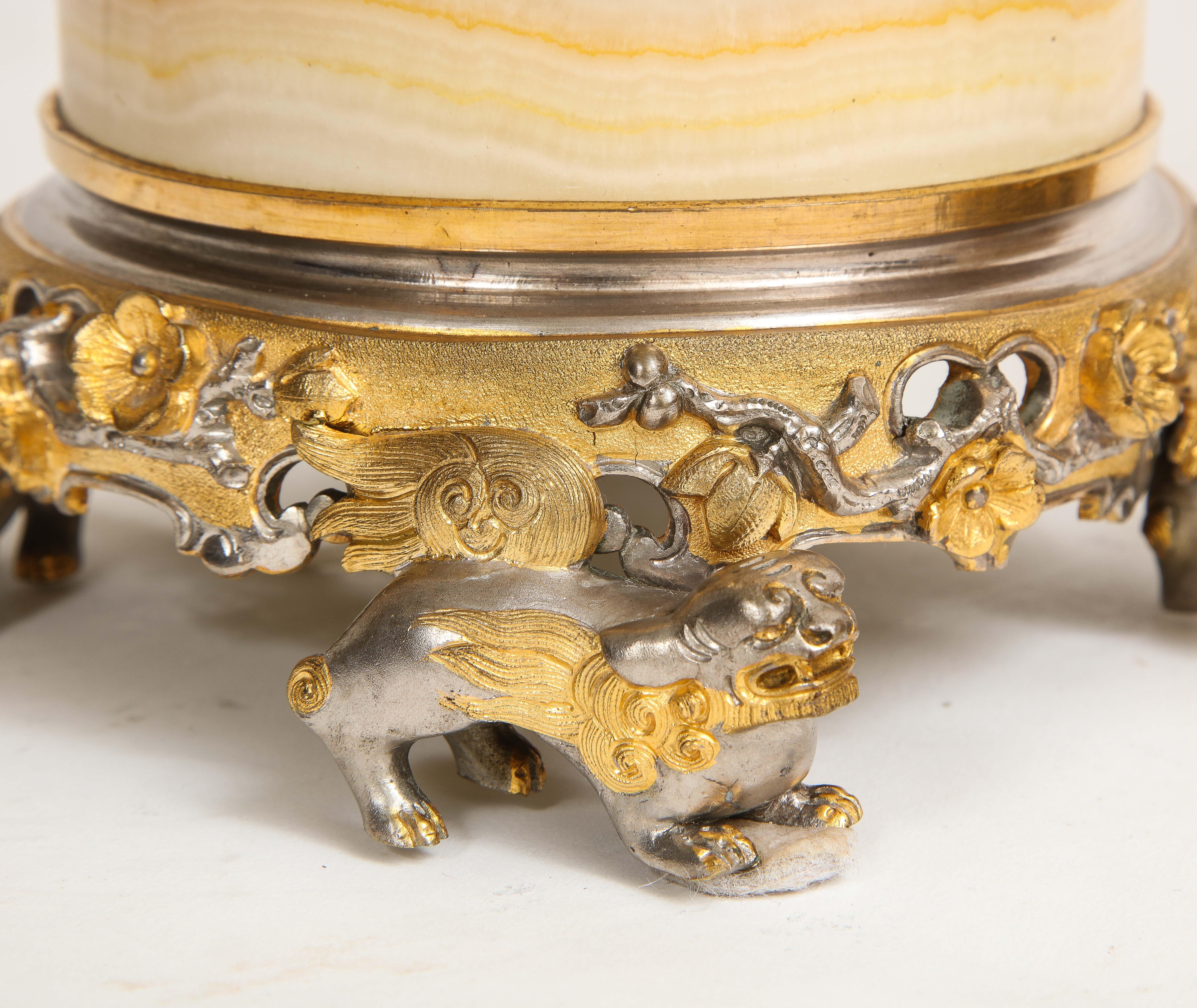 Vases/Lamps en albâtre d'abeille montés sur bronze argenté et doré de style Chinoiserie française en vente 2