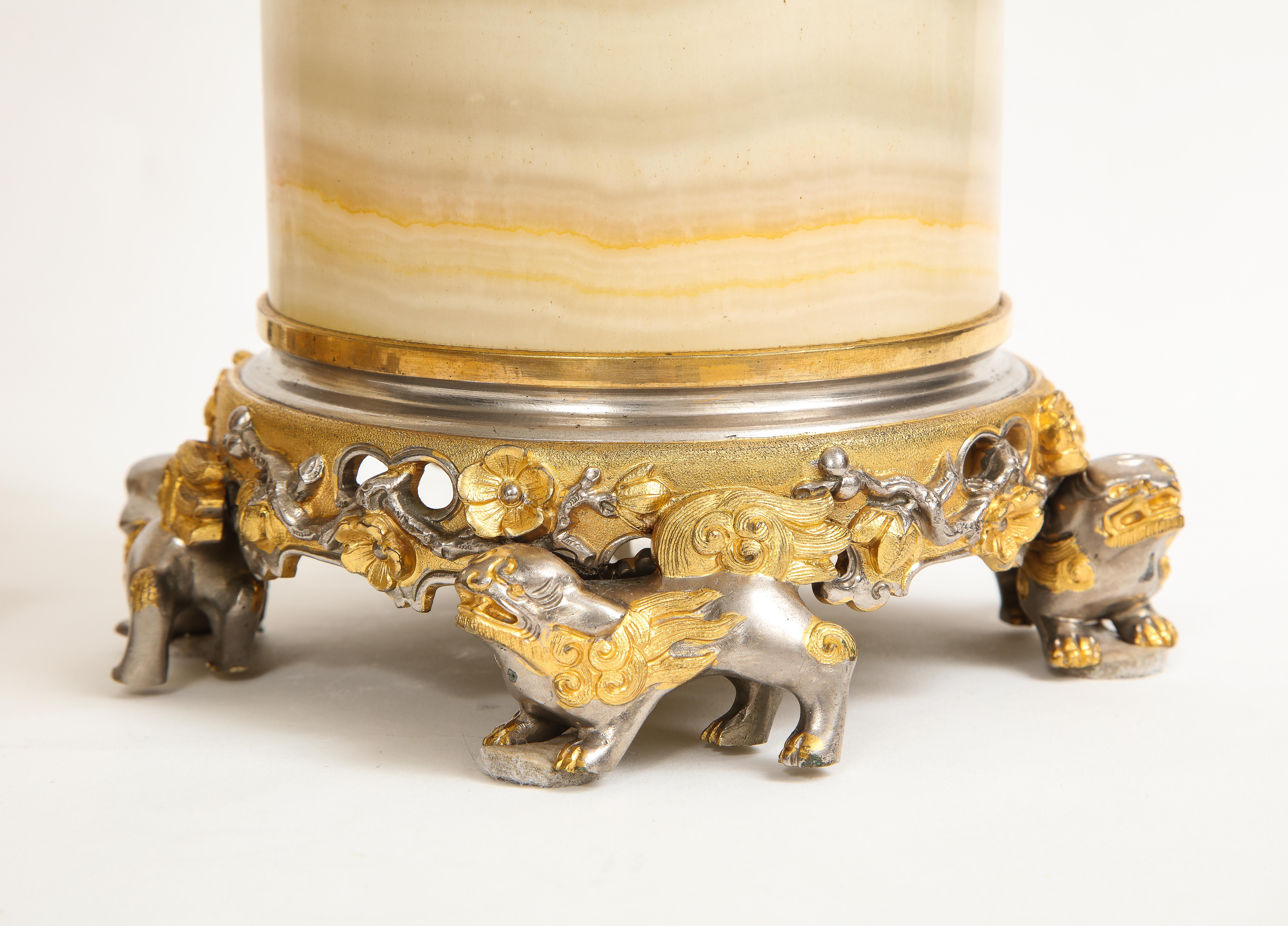 Vases/Lamps en albâtre d'abeille montés sur bronze argenté et doré de style Chinoiserie française en vente 3