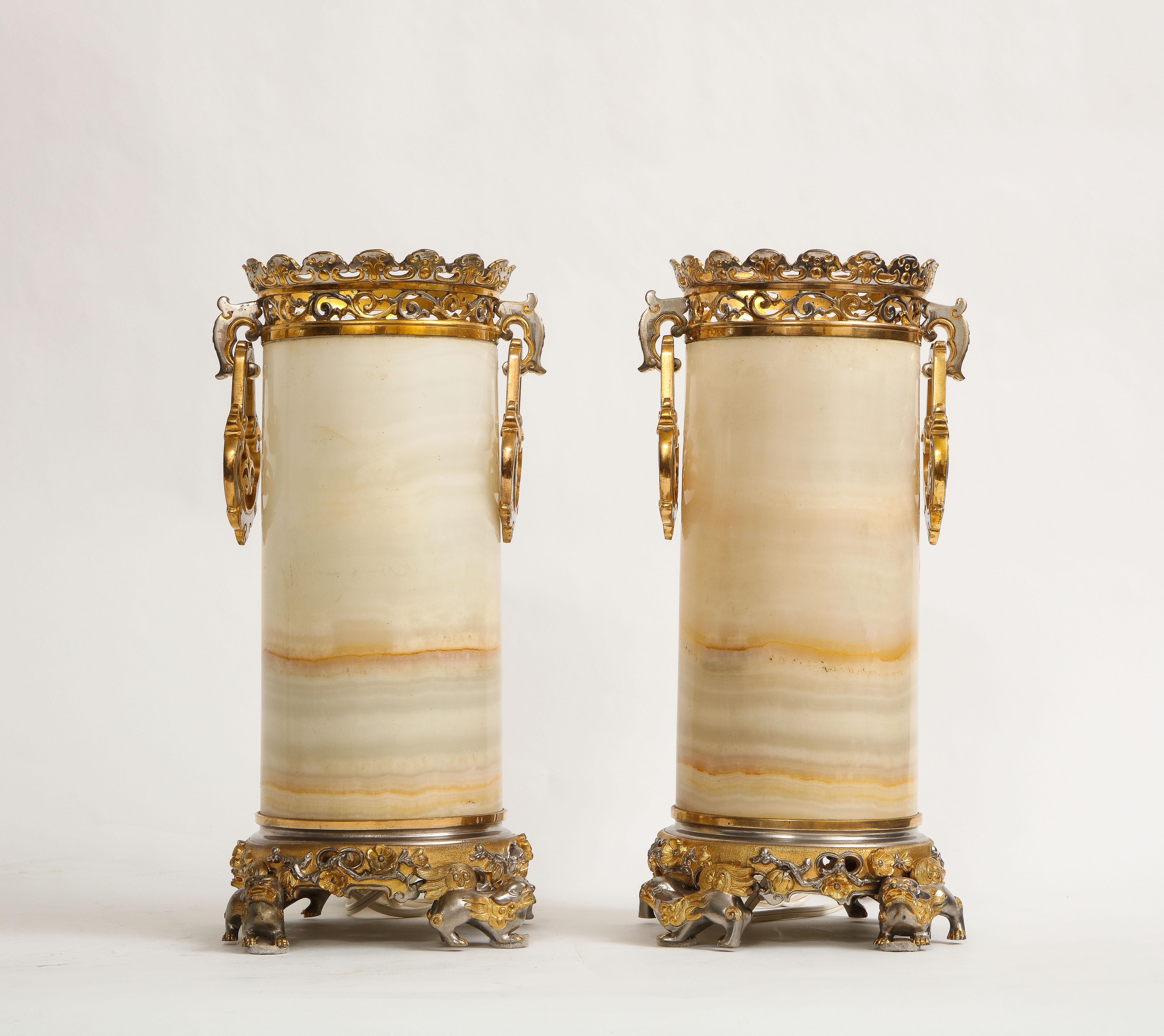 Merveilleuse paire de vases en albâtre au miel montés sur bronze argenté et doré, de style Edouard Lievre, datant du 19ème siècle. Chacun d'entre eux est magnifiquement sculpté à la main dans une pierre d'albâtre naturelle au miel. Les montures
