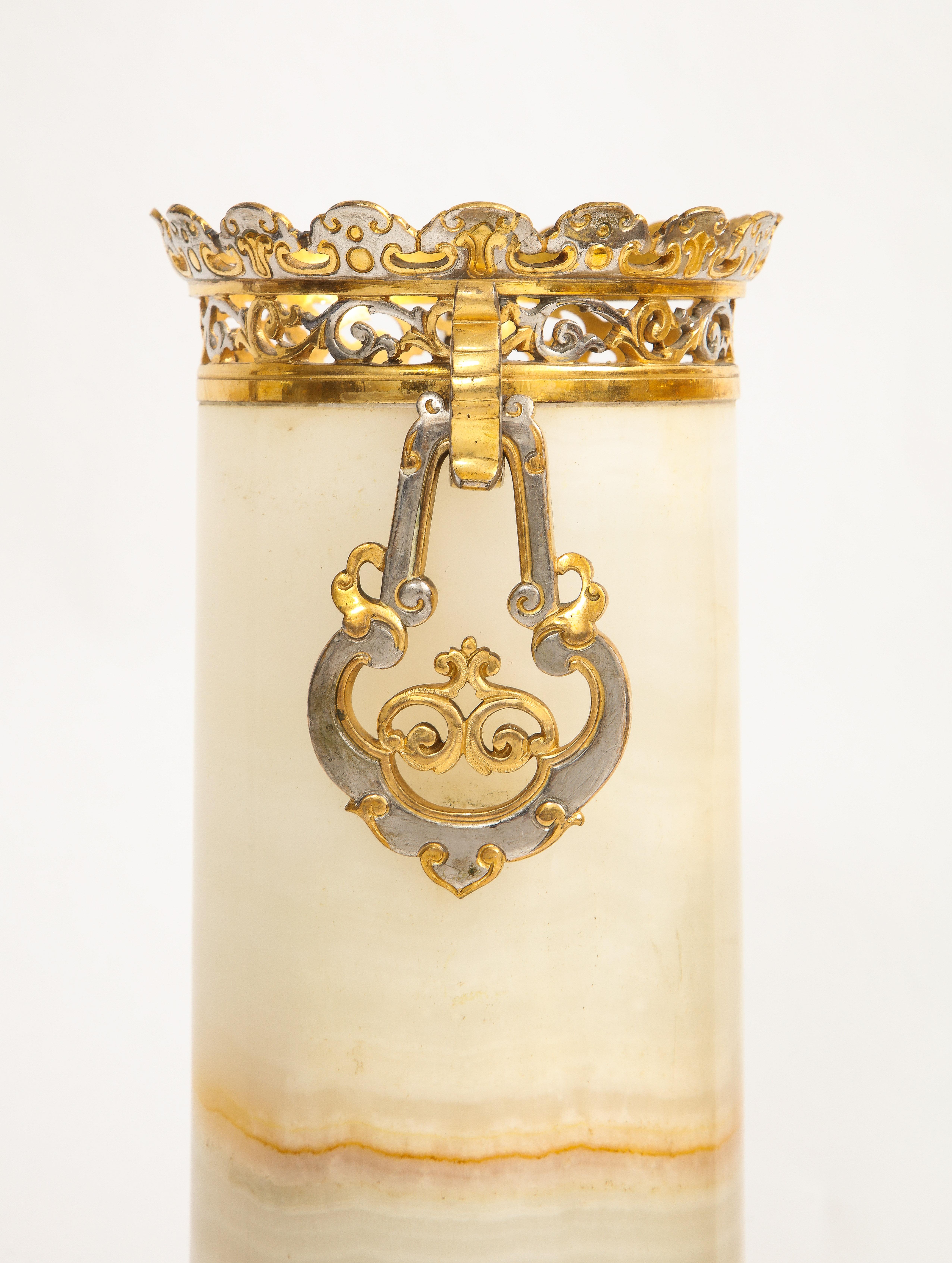 Albâtre Vases/Lamps en albâtre d'abeille montés sur bronze argenté et doré de style Chinoiserie française en vente
