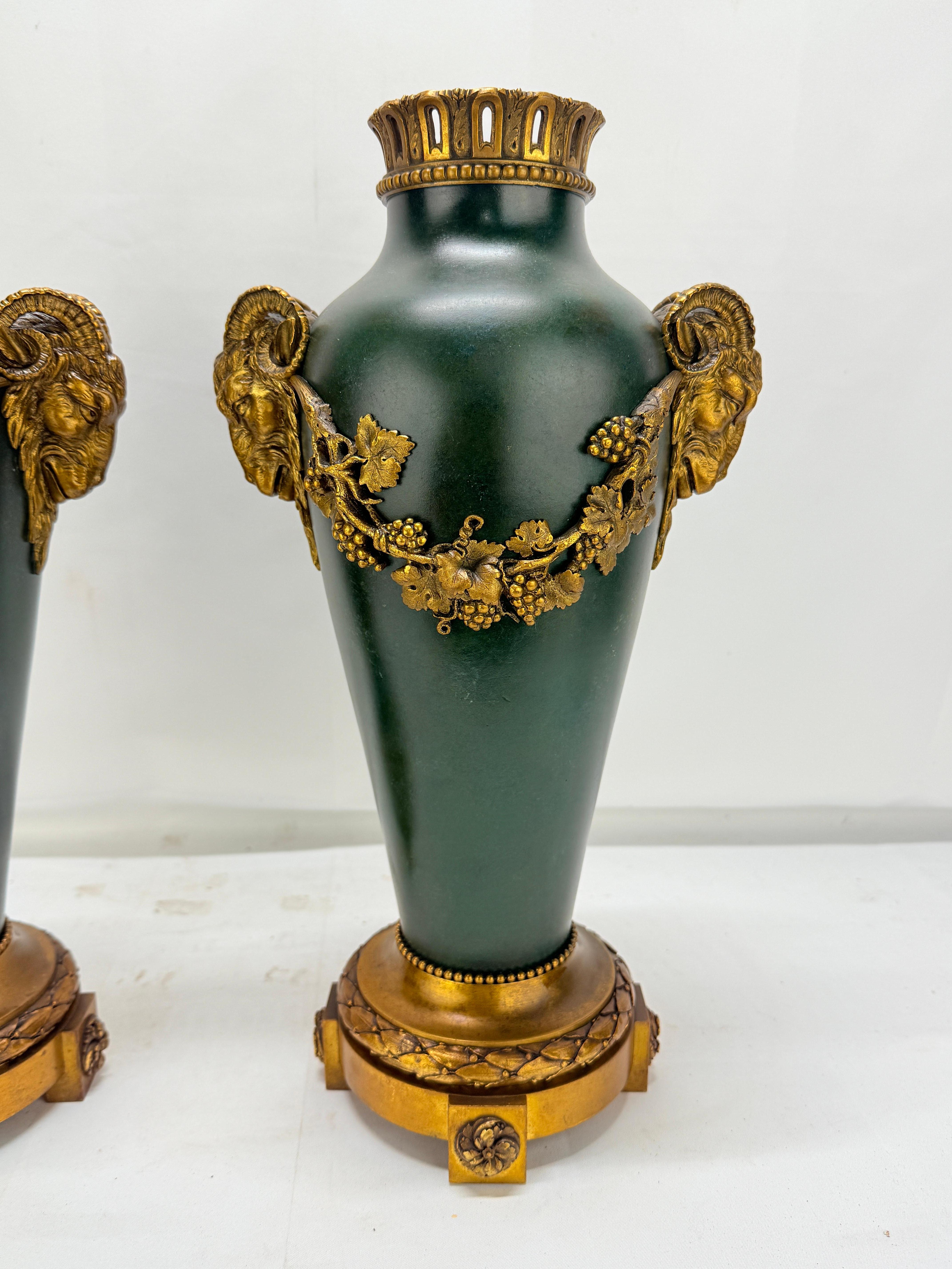 Pareja de jarrones patinados y dorados de renacimiento imperio francés de Fumière et Cie, Paris
Estampado 