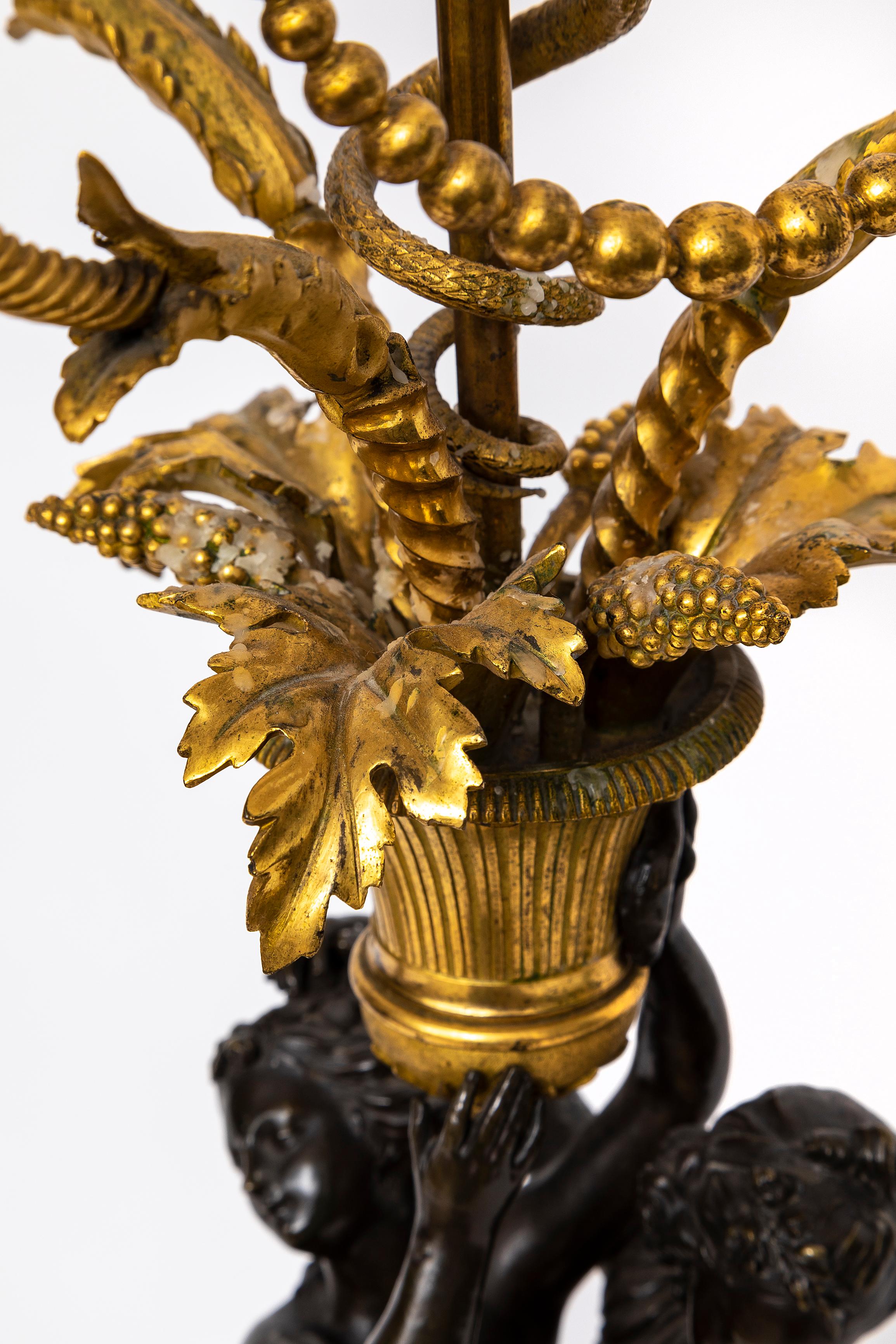 Pr. Candelabro francese a doppia figura in bronzo dorato e patinato del periodo Luigi XVI in vendita 4