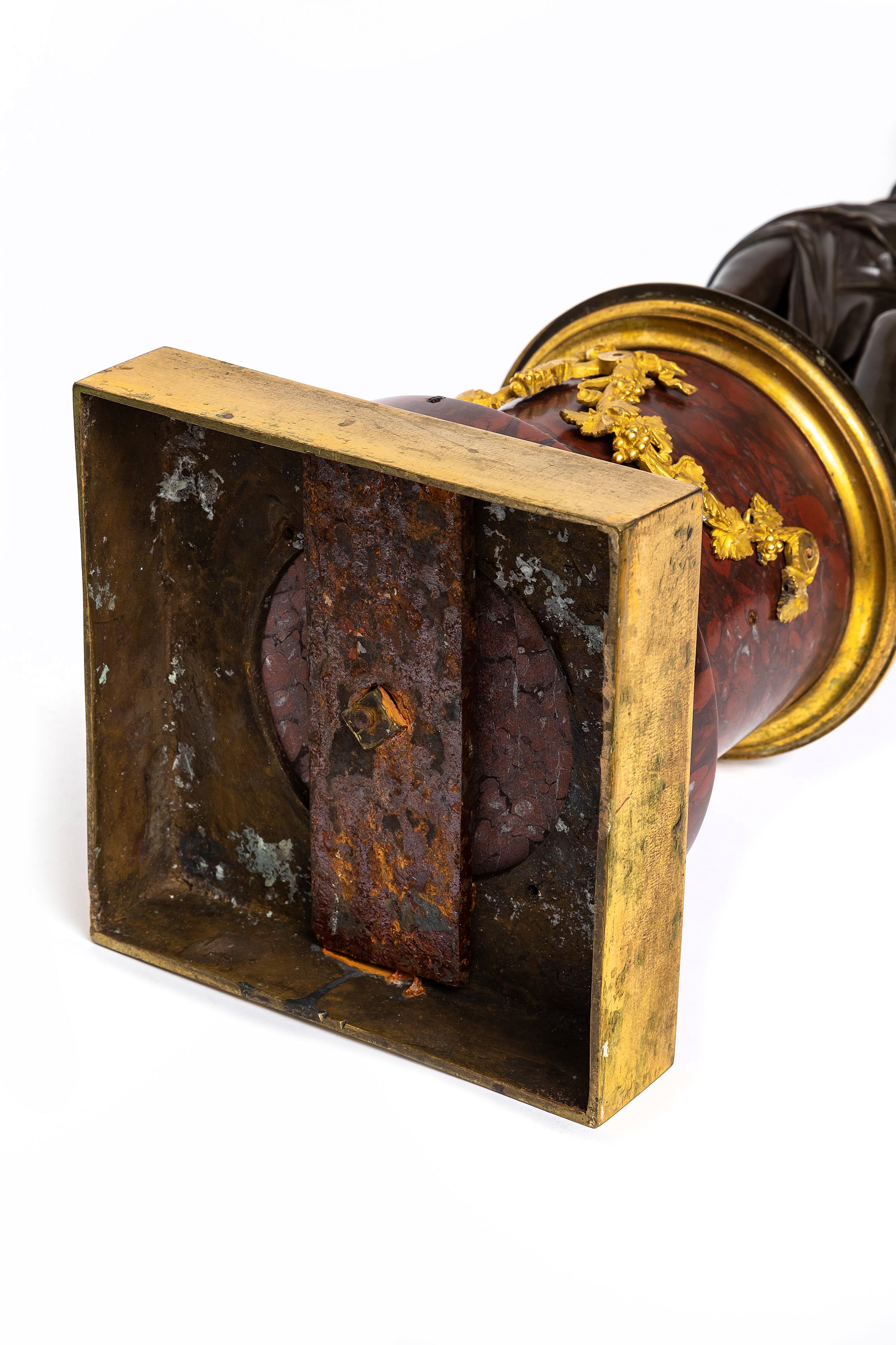 Pr. Candelabro francese a doppia figura in bronzo dorato e patinato del periodo Luigi XVI in vendita 13