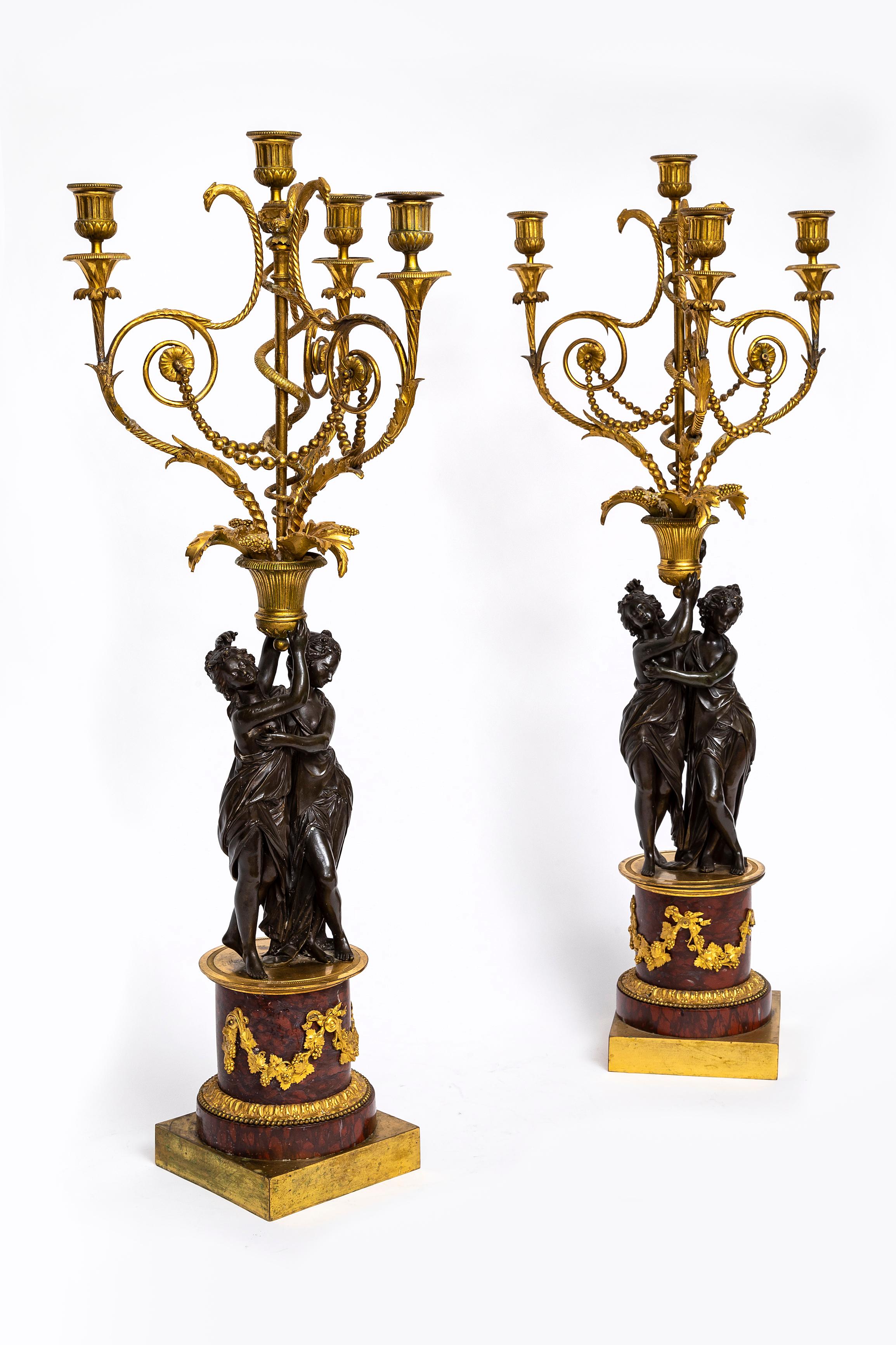 Francese Pr. Candelabro francese a doppia figura in bronzo dorato e patinato del periodo Luigi XVI in vendita