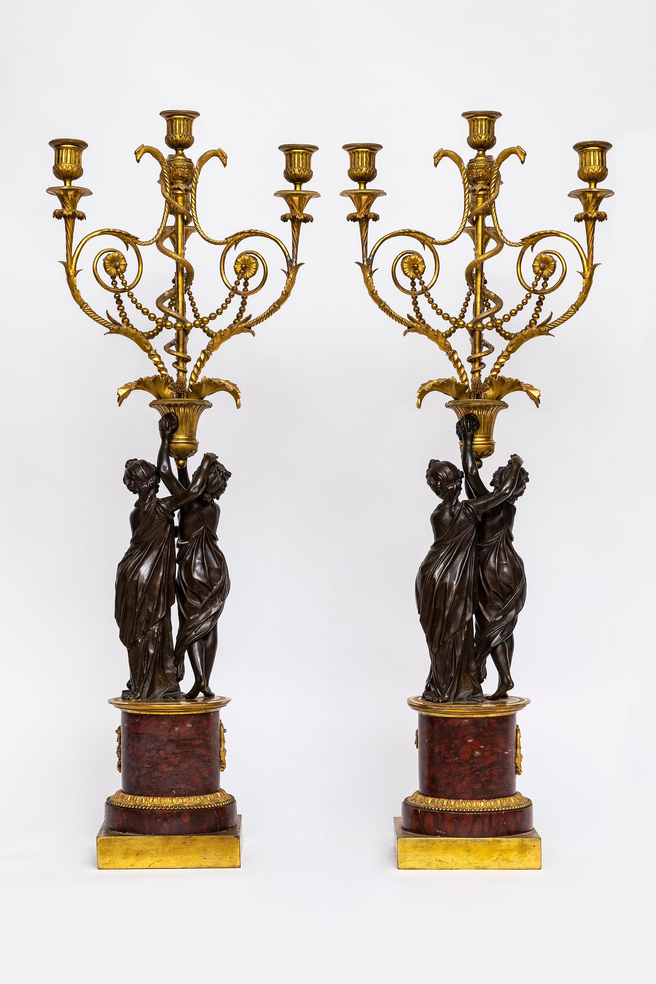 Intagliato a mano Pr. Candelabro francese a doppia figura in bronzo dorato e patinato del periodo Luigi XVI in vendita