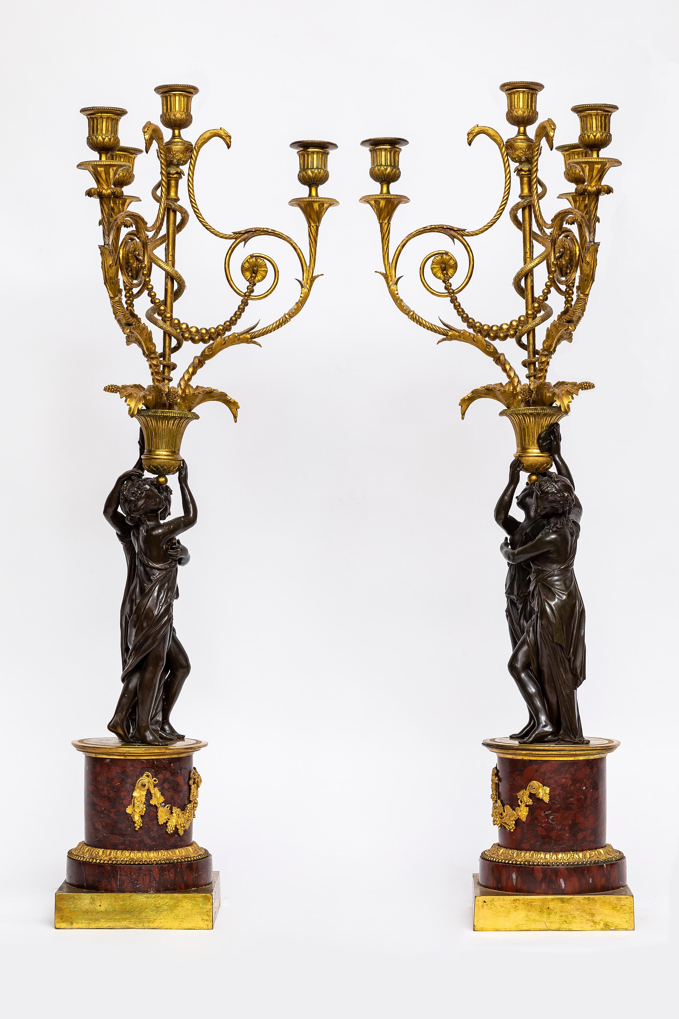 Pr. Candelabro francese a doppia figura in bronzo dorato e patinato del periodo Luigi XVI In condizioni buone in vendita a New York, NY
