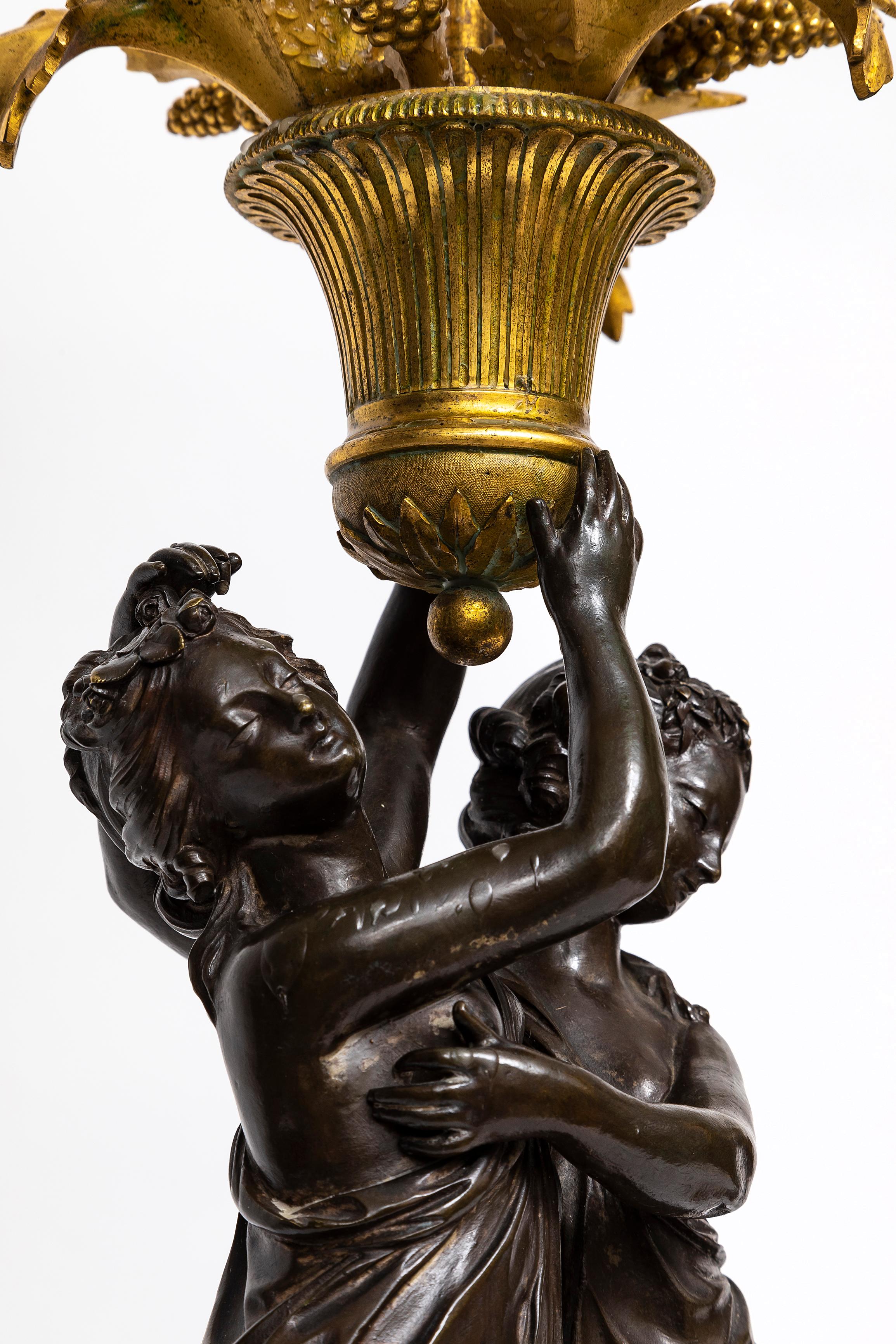 Fine XVIII secolo Pr. Candelabro francese a doppia figura in bronzo dorato e patinato del periodo Luigi XVI in vendita