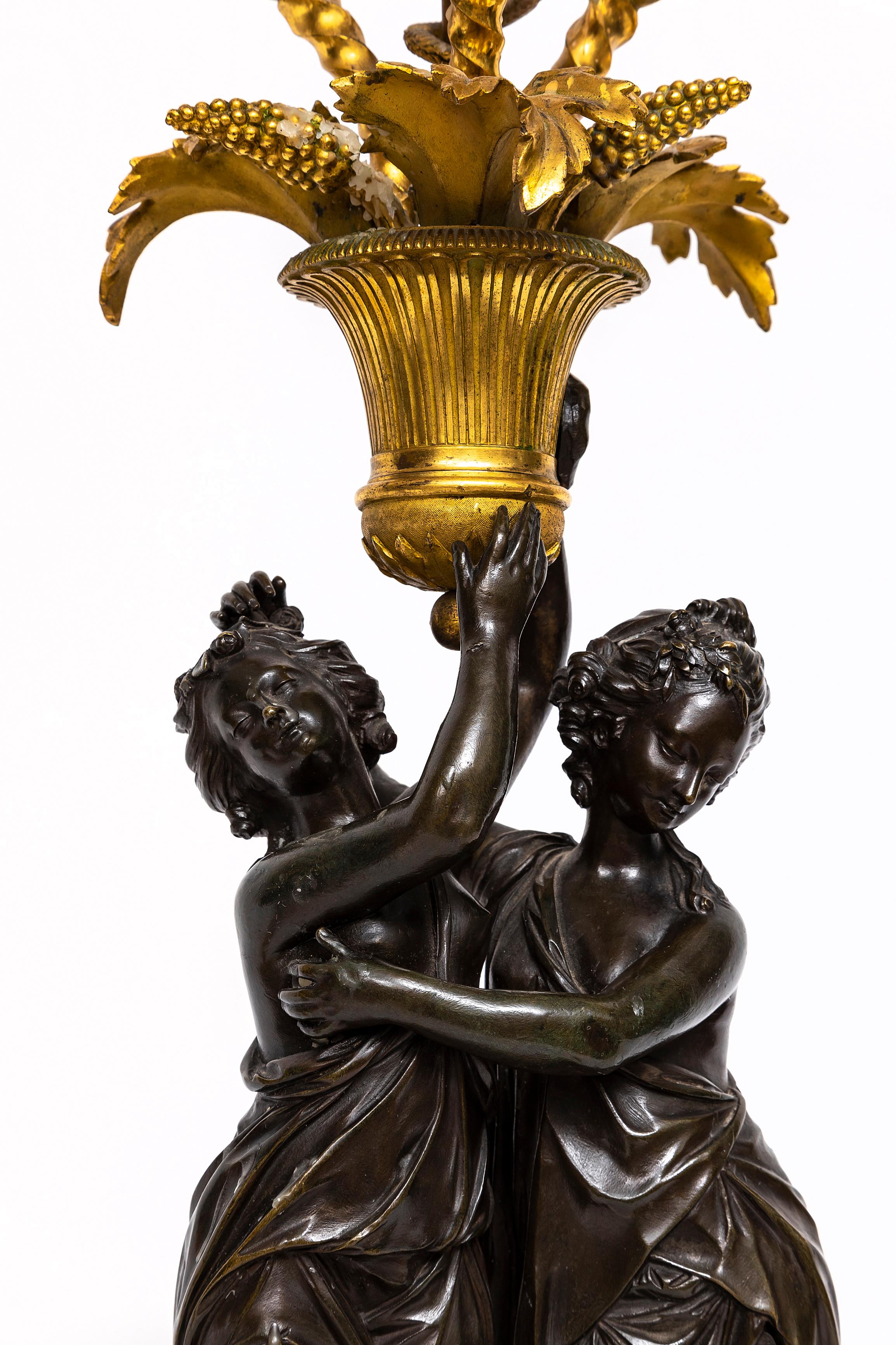 Bronzo Pr. Candelabro francese a doppia figura in bronzo dorato e patinato del periodo Luigi XVI in vendita