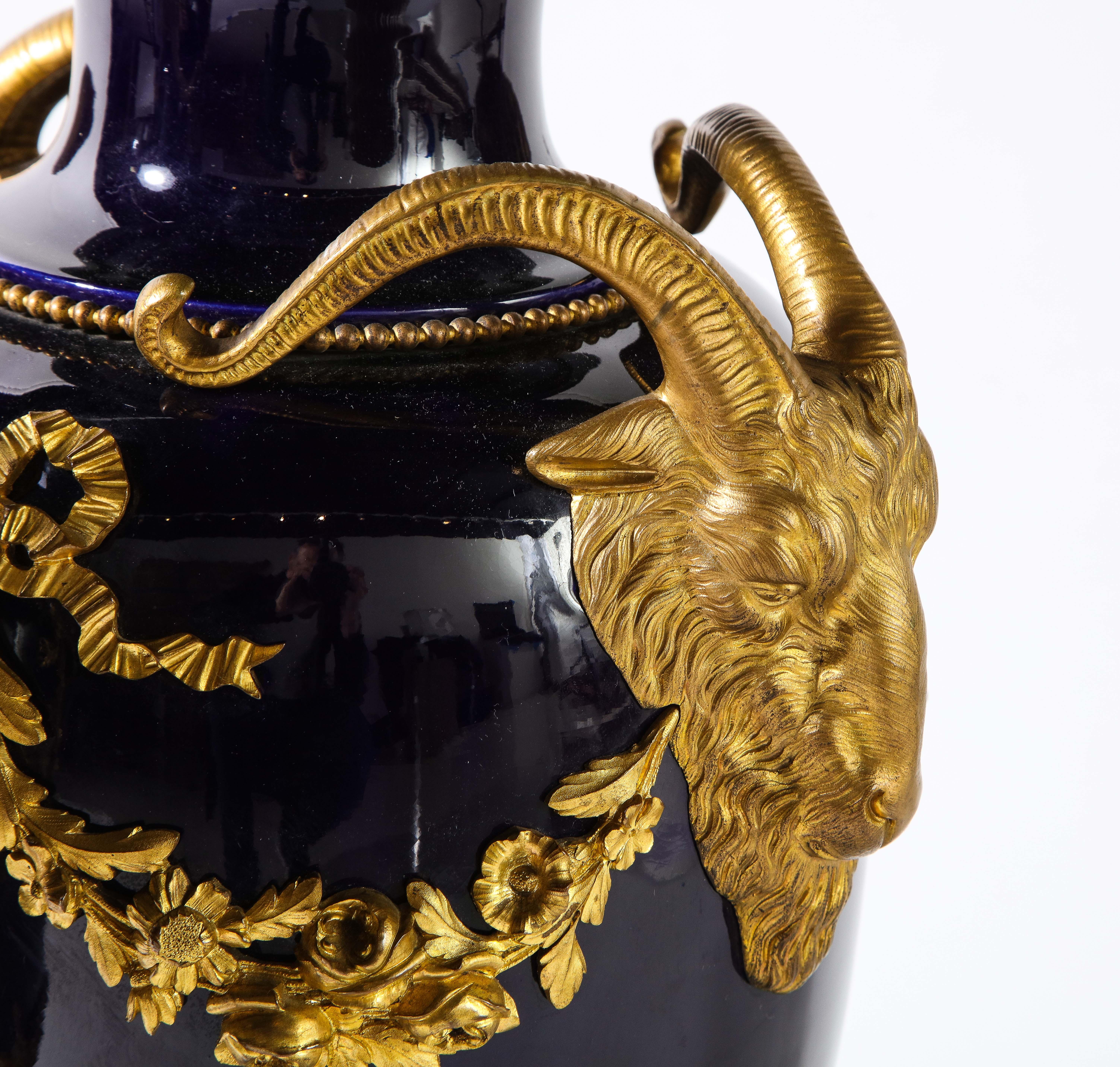 Pr. Mnt. en porcelaine bleu cobalt et bronze doré de style Louis XVI Sèvres Vases en vente 4