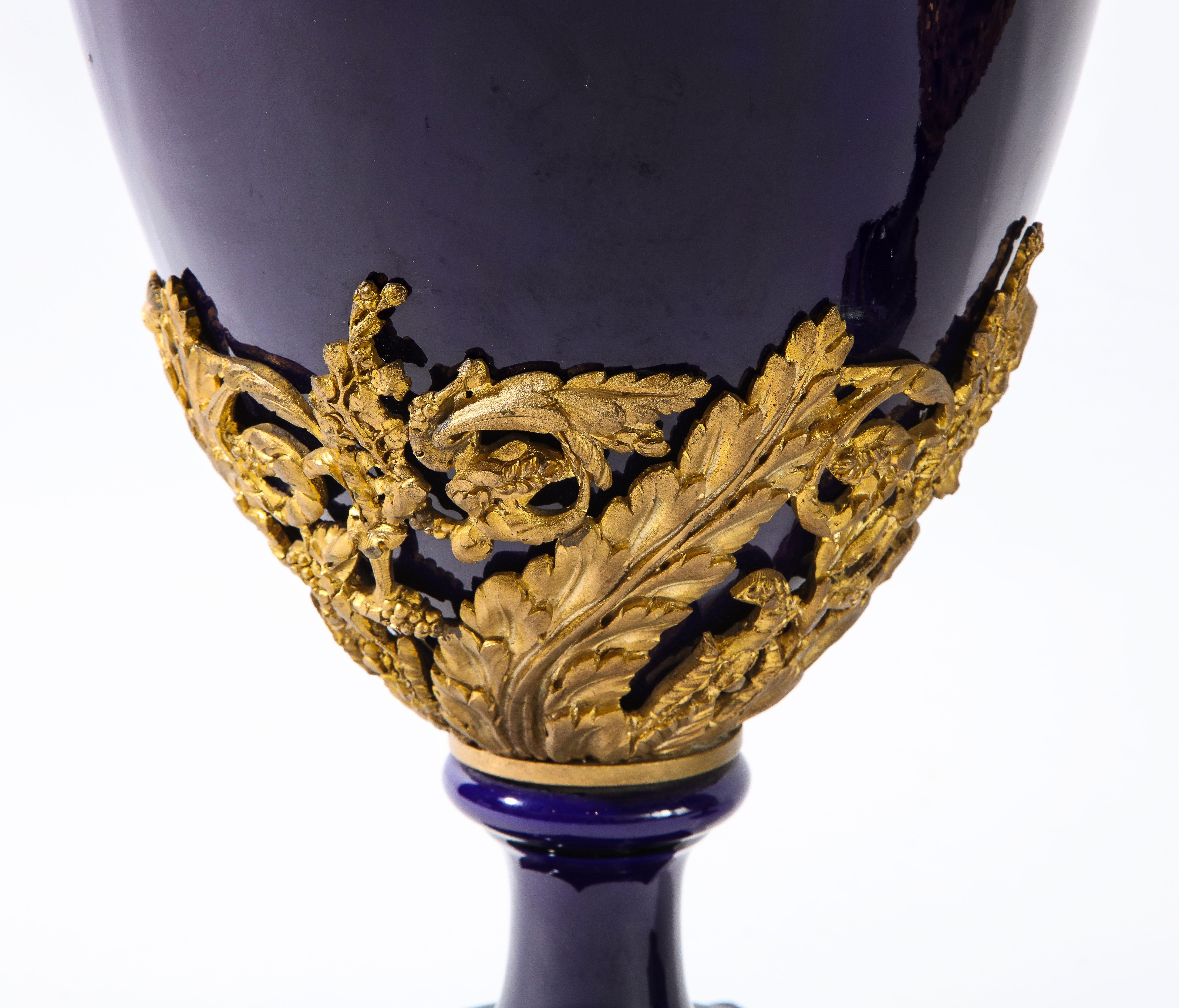 Pr. Porcelana Azul Cobalto Francesa Estilo Luis XVI Sevres y Mnt. de Bronce Dore Jarrones en venta 7