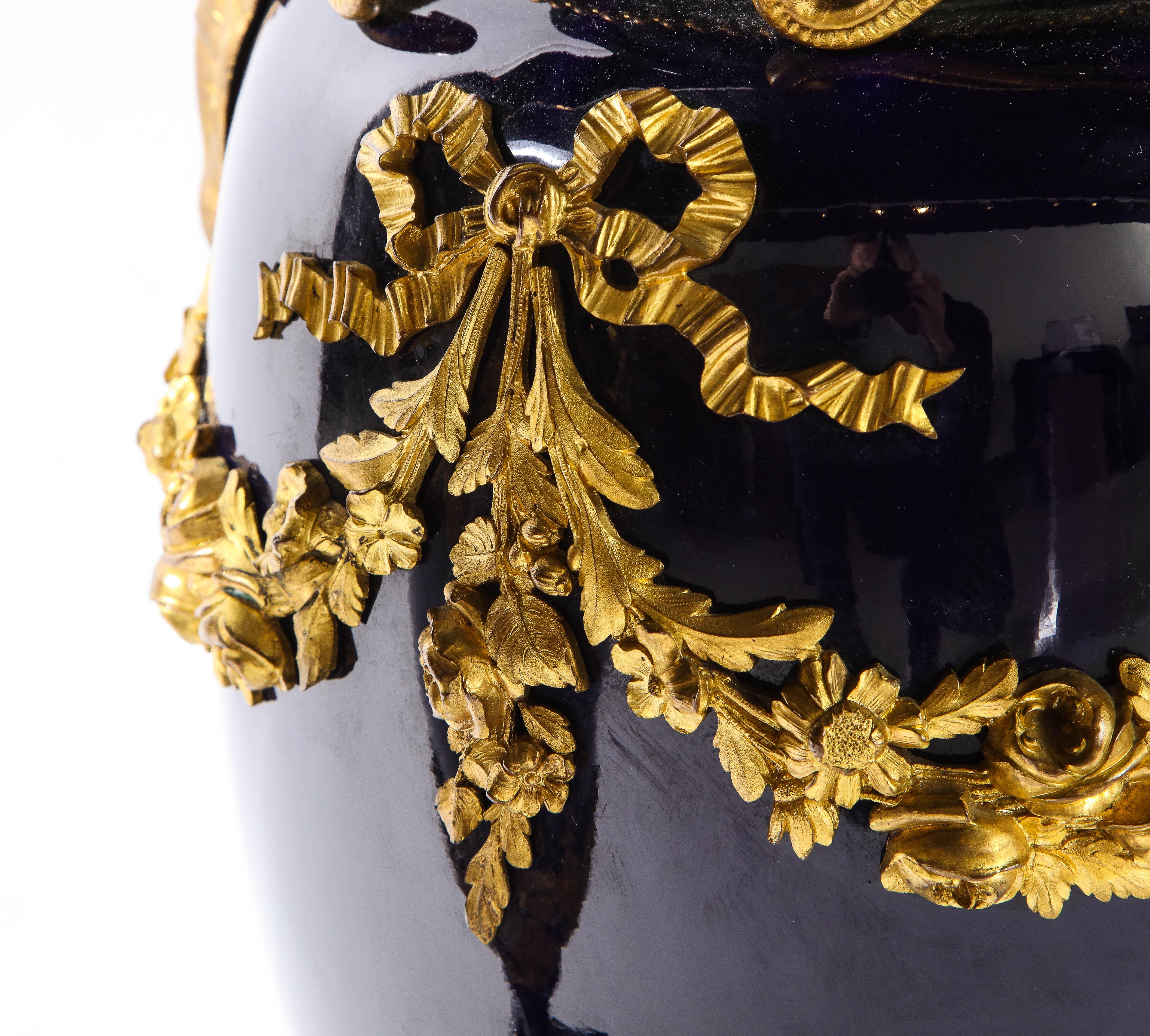 Pr. Mnt. en porcelaine bleu cobalt et bronze doré de style Louis XVI Sèvres Vases en vente 8