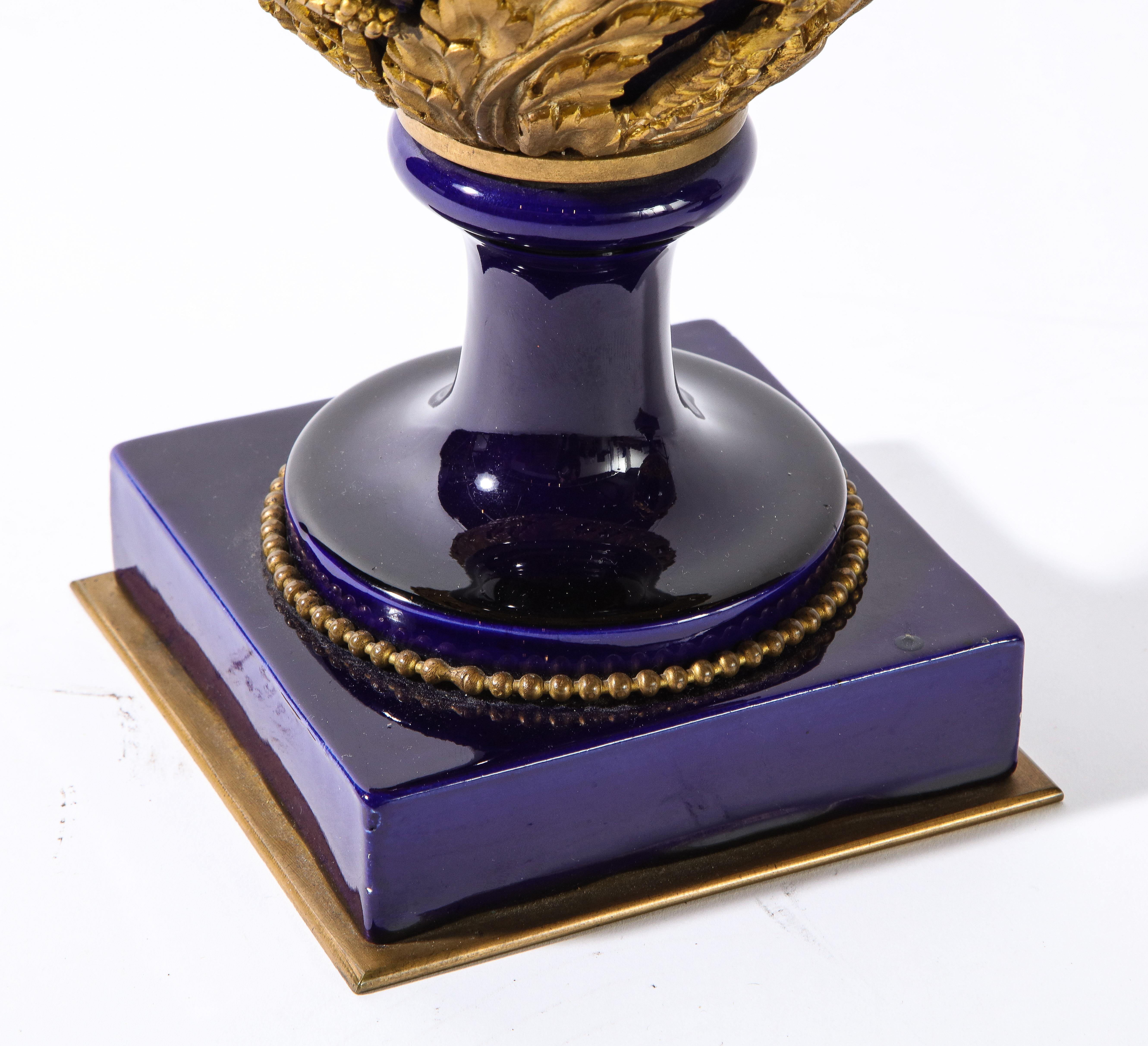 Pr. Mnt. en porcelaine bleu cobalt et bronze doré de style Louis XVI Sèvres Vases en vente 9