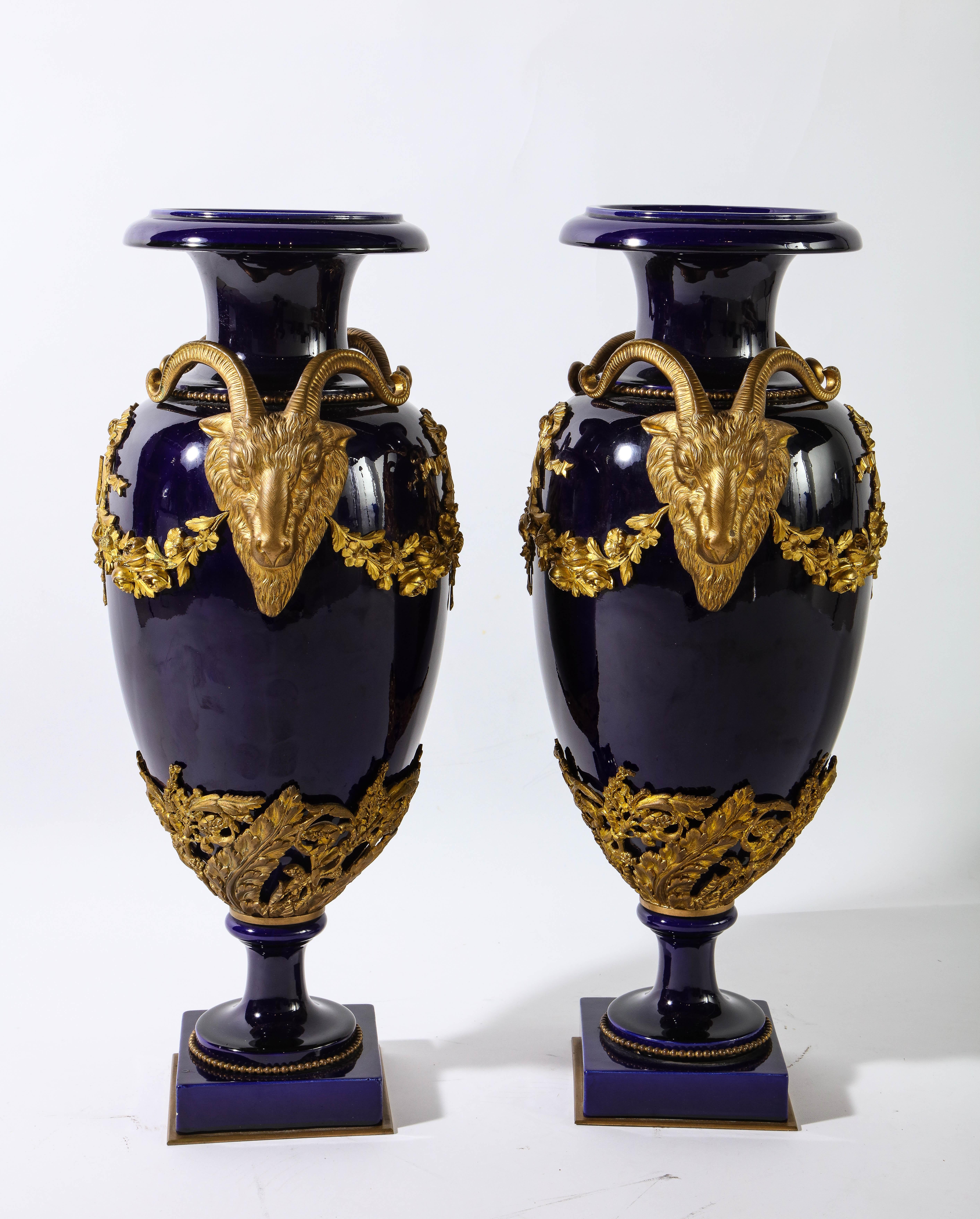 Français Pr. Mnt. en porcelaine bleu cobalt et bronze doré de style Louis XVI Sèvres Vases en vente