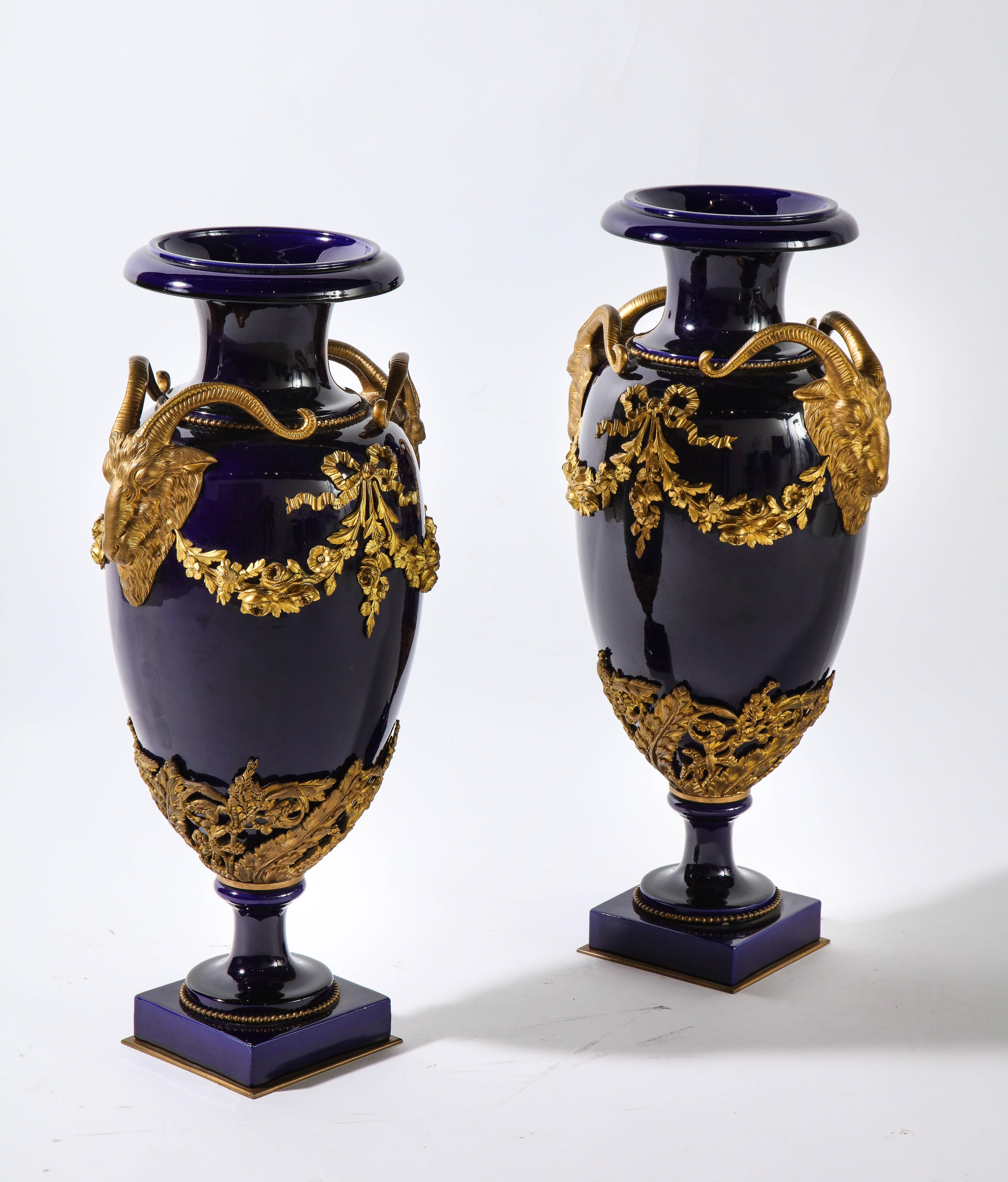 Doré Pr. Mnt. en porcelaine bleu cobalt et bronze doré de style Louis XVI Sèvres Vases en vente