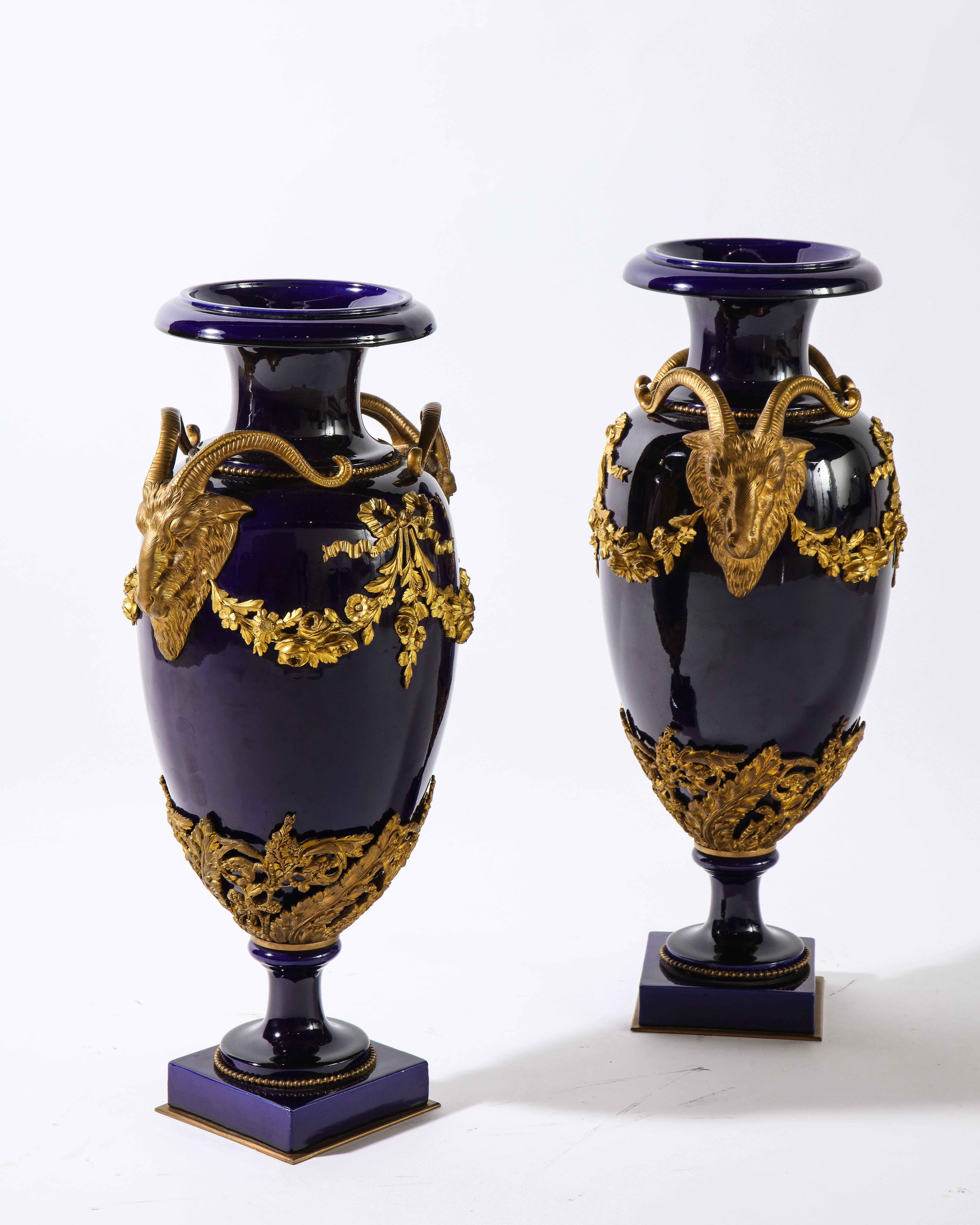 Pr. Mnt. en porcelaine bleu cobalt et bronze doré de style Louis XVI Sèvres Vases Bon état - En vente à New York, NY