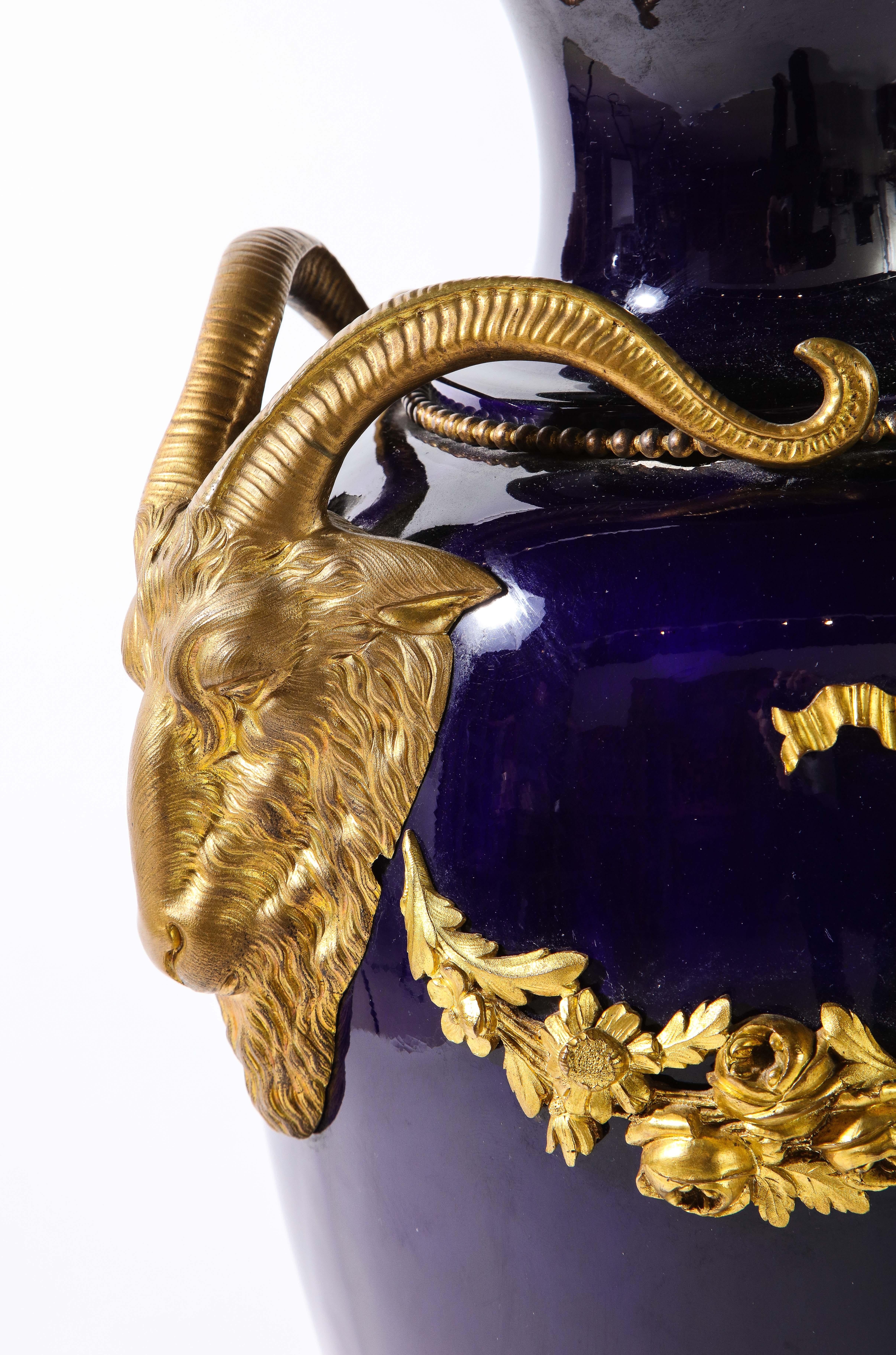 Pr. Porcelana Azul Cobalto Francesa Estilo Luis XVI Sevres y Mnt. de Bronce Dore Jarrones en venta 3