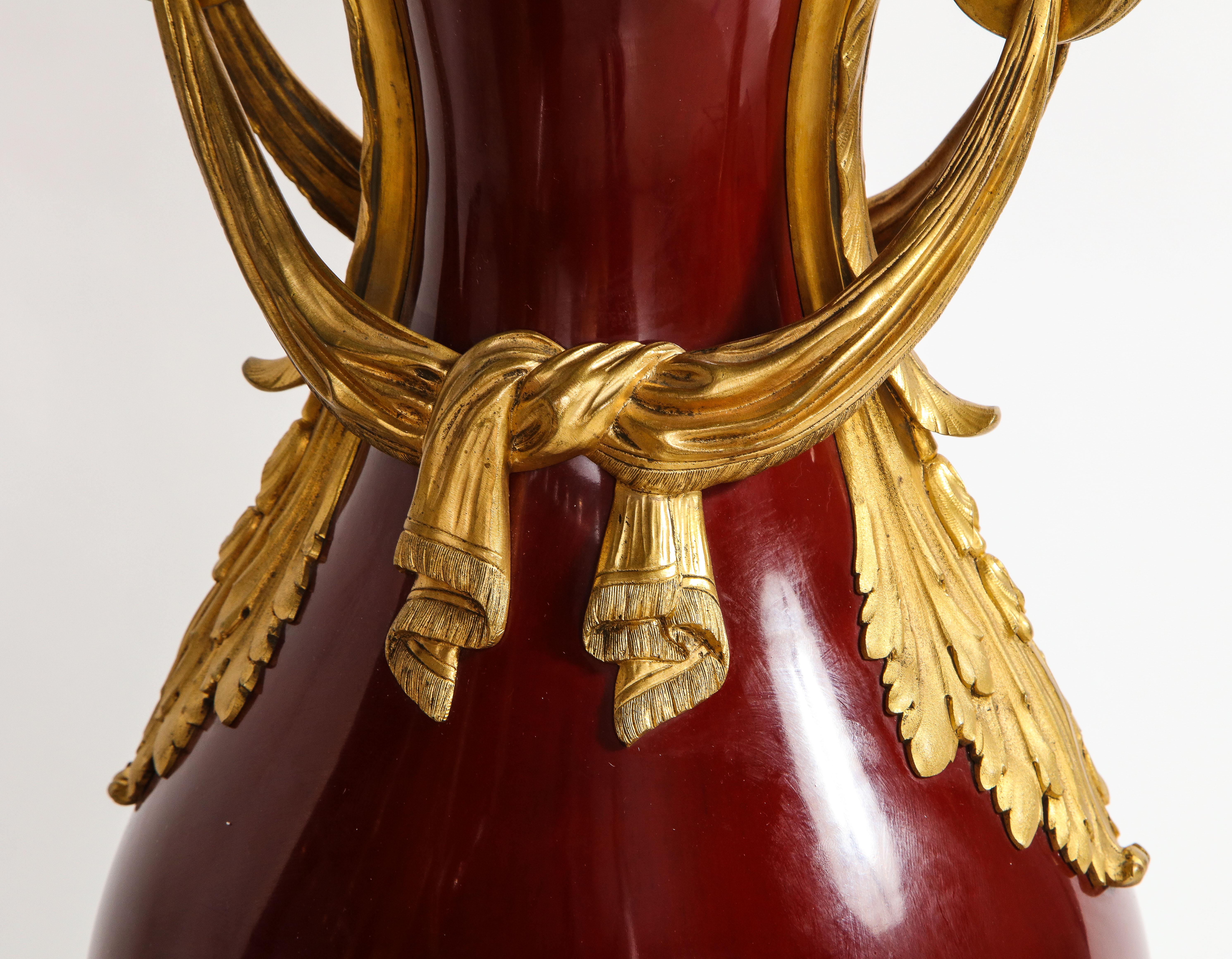 Lampada francese in bronzo dorato stile Luigi XVI e lampada cinese in porcellana Sang de Boeuf, coppia in vendita 3