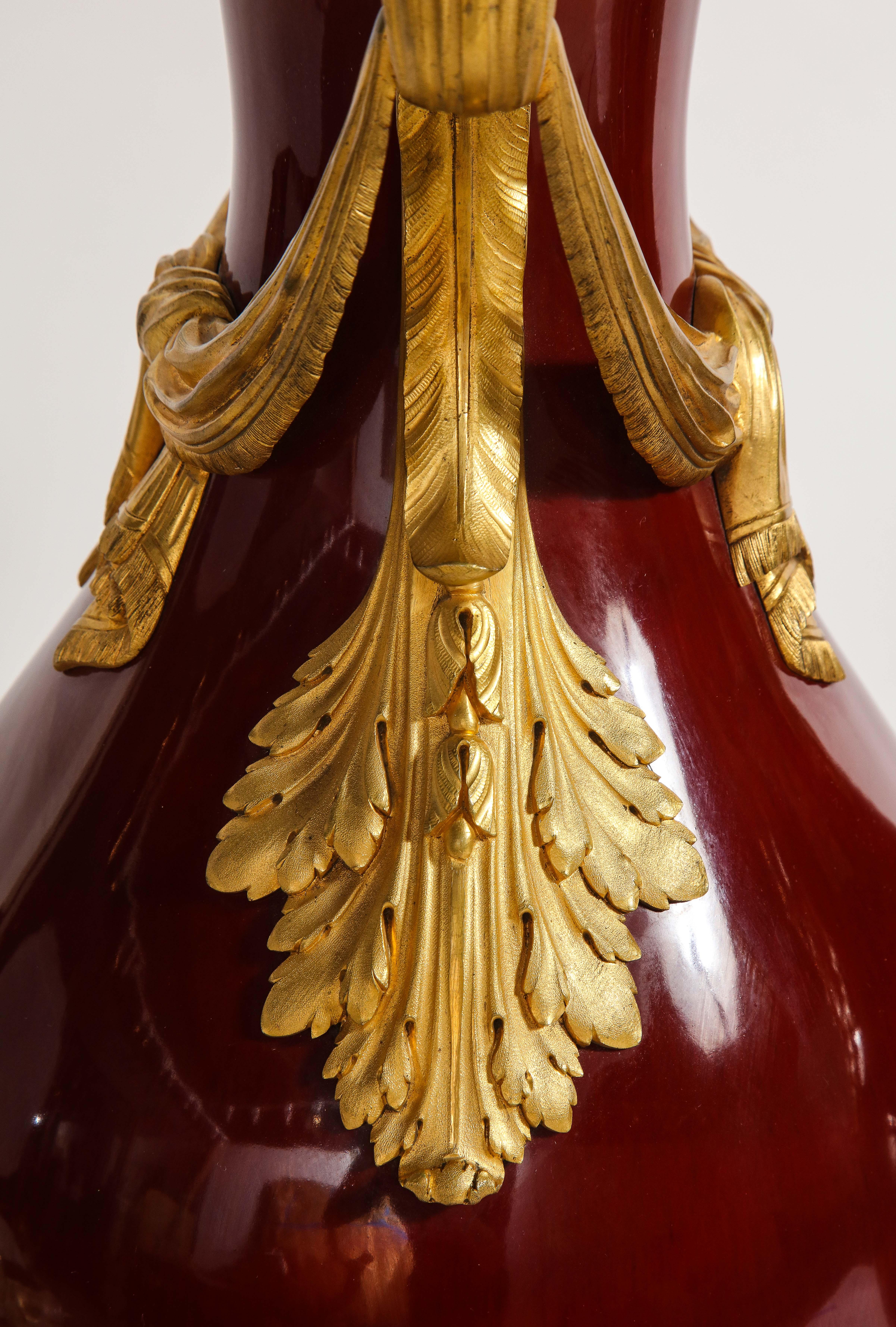 Französisch Louis XVI Stil Dore Bronze & Chinesisch Sang De Boeuf Porzellan-Lampen:: Paar im Angebot 5