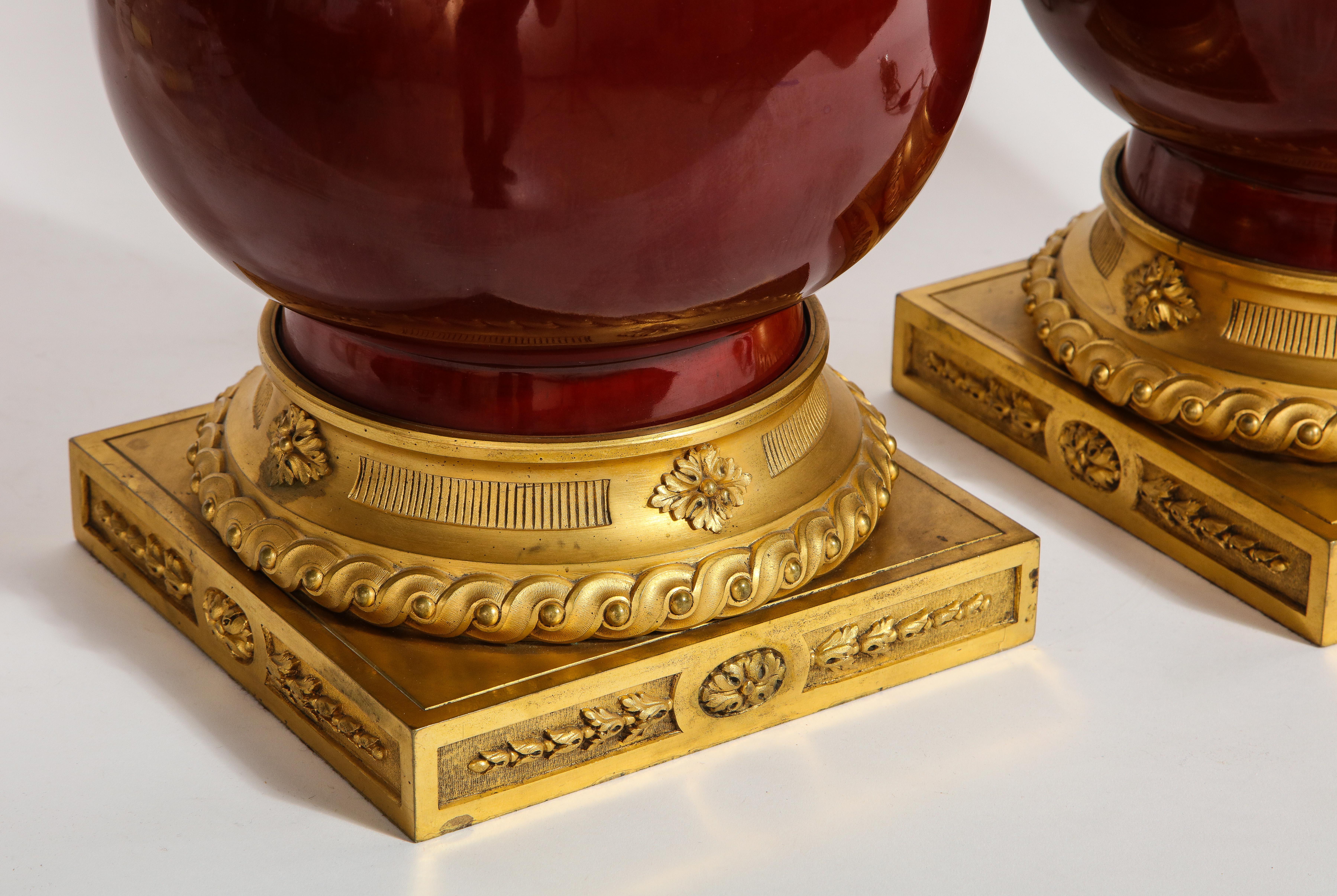 Französisch Louis XVI Stil Dore Bronze & Chinesisch Sang De Boeuf Porzellan-Lampen:: Paar im Angebot 7