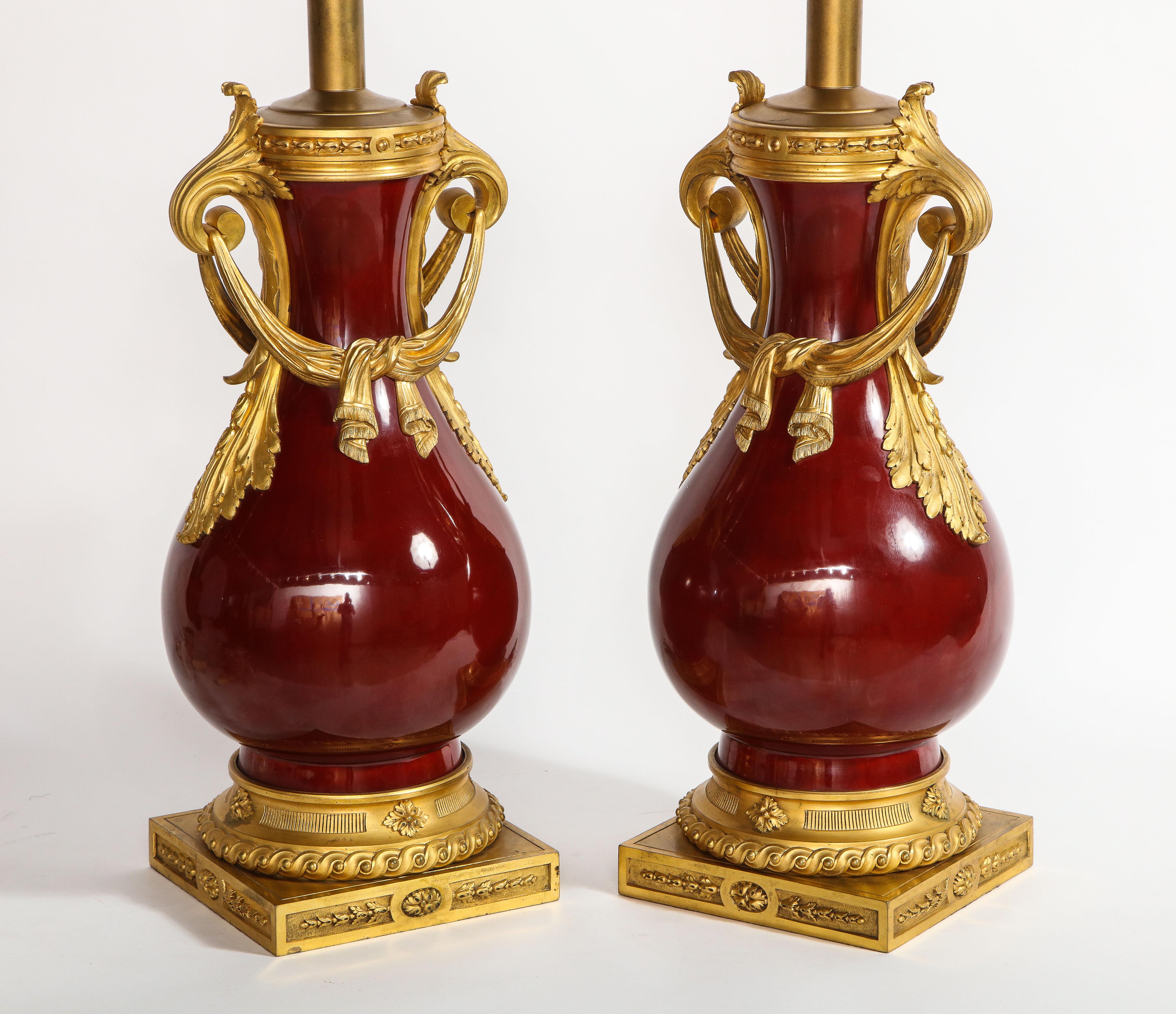 Französisch Louis XVI Stil Dore Bronze & Chinesisch Sang De Boeuf Porzellan-Lampen:: Paar (Louis XVI.) im Angebot