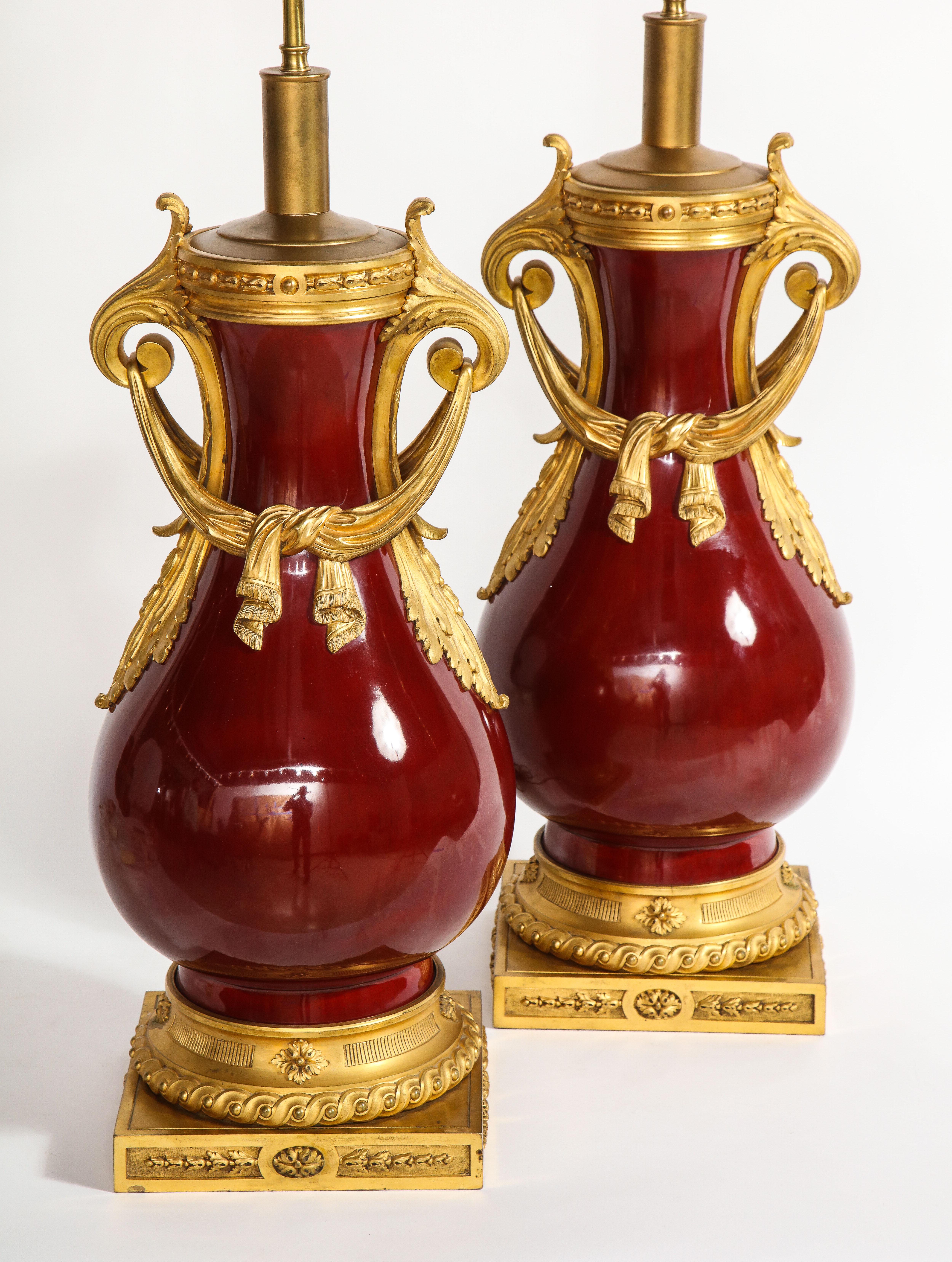 Französisch Louis XVI Stil Dore Bronze & Chinesisch Sang De Boeuf Porzellan-Lampen:: Paar (Spätes 19. Jahrhundert) im Angebot
